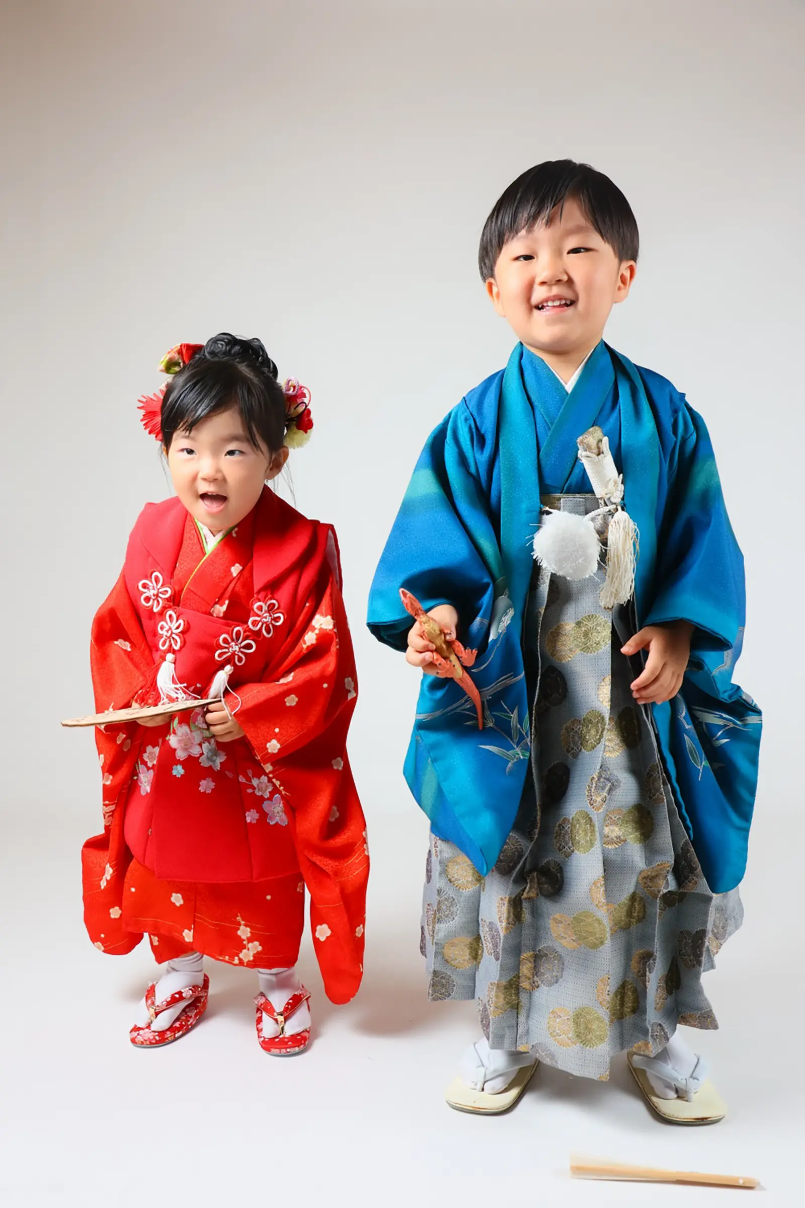 白ホリゾントに並んで立つ5歳の男の子と3歳の女の子、羽織袴と被布の七五三スタジオ撮影（金沢店）
