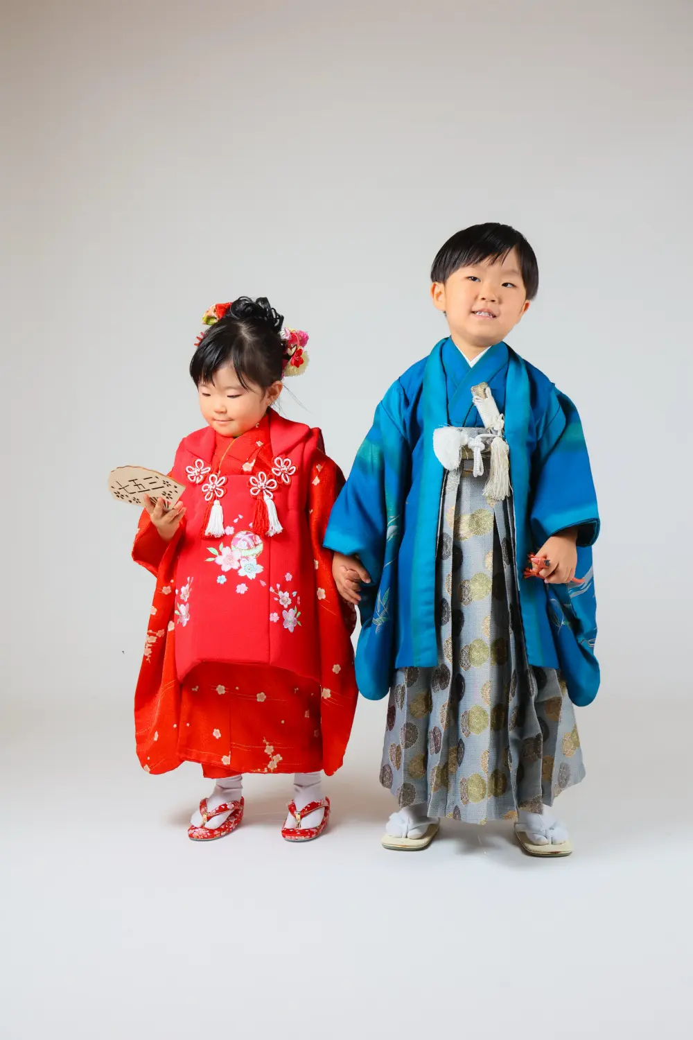 手をつないで並ぶ5歳の男の子と3歳の女の子、羽織袴と被布の七五三スタジオ撮影（金沢店）