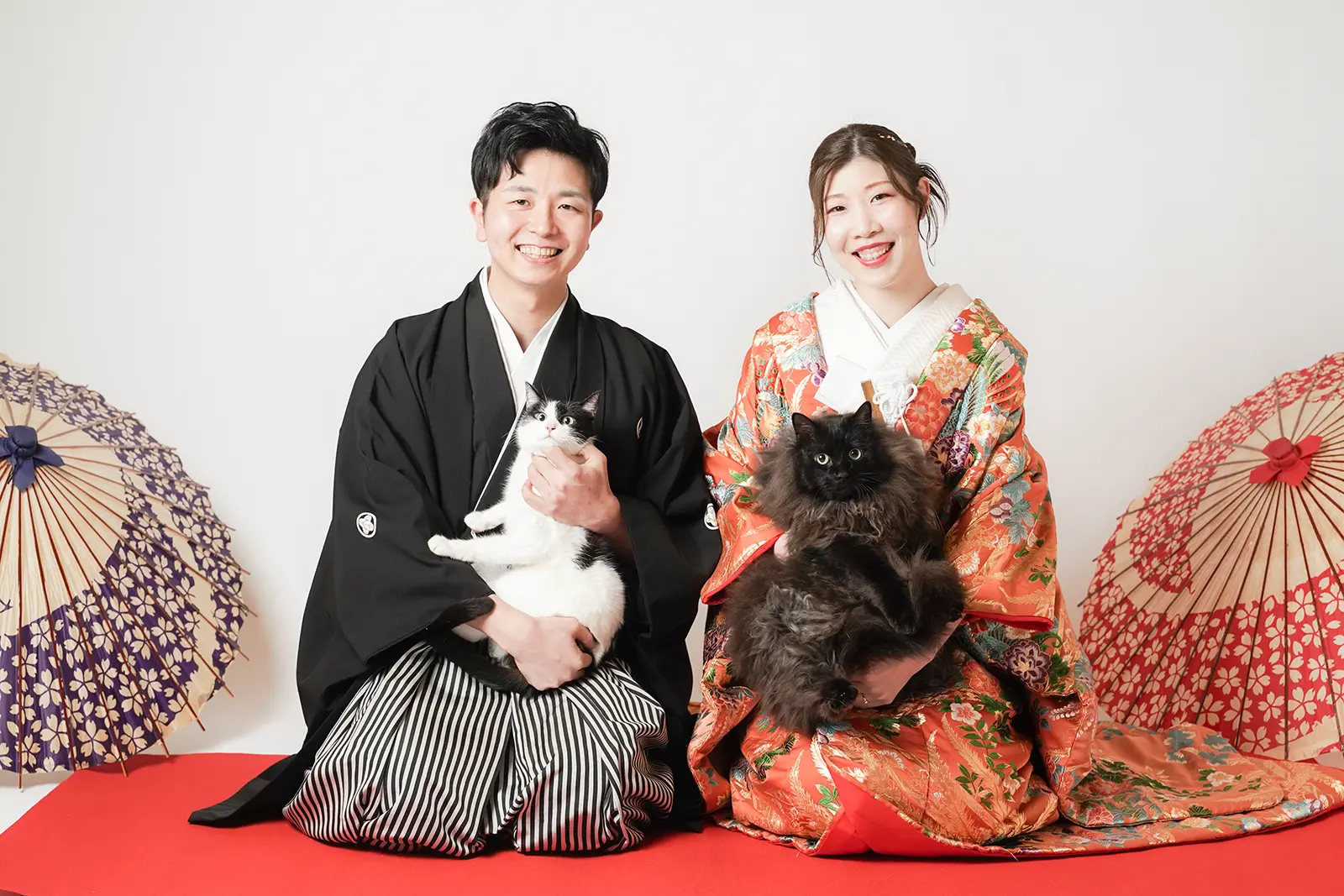 金沢のスタジオで猫と一緒に撮影した和装姿の新郎新婦