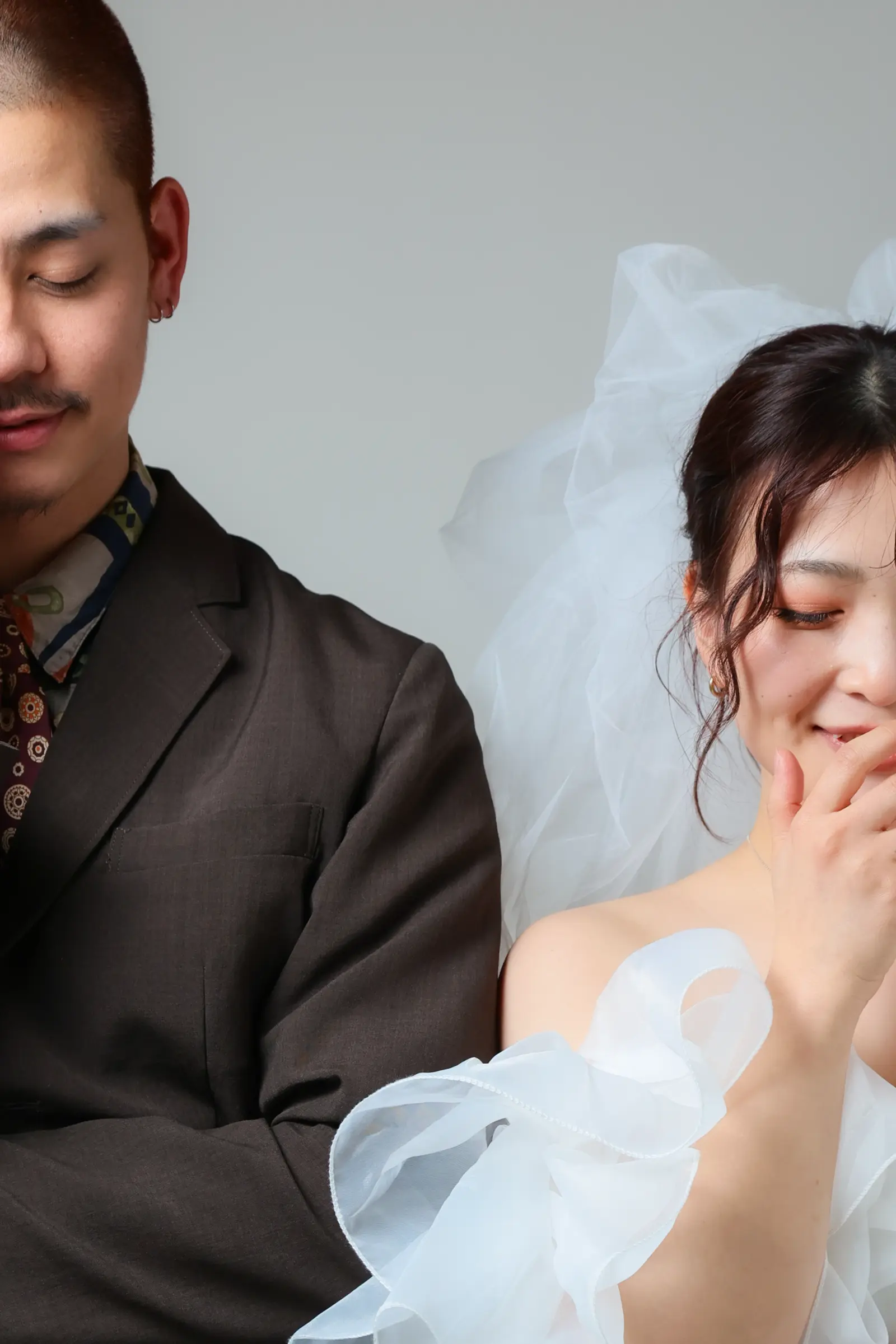 金沢のスタジオで洋装姿の新郎新婦を近い構図で撮影したポートレート写真