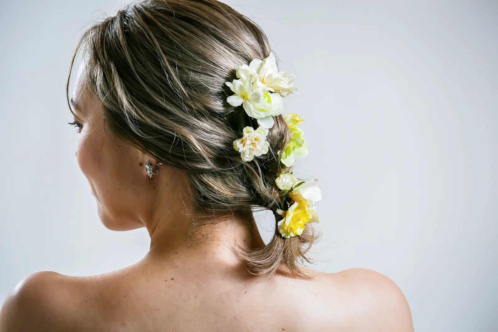 金沢のウェディングドレスに合うフラワーヘッドパーツを合わせた花嫁ヘア