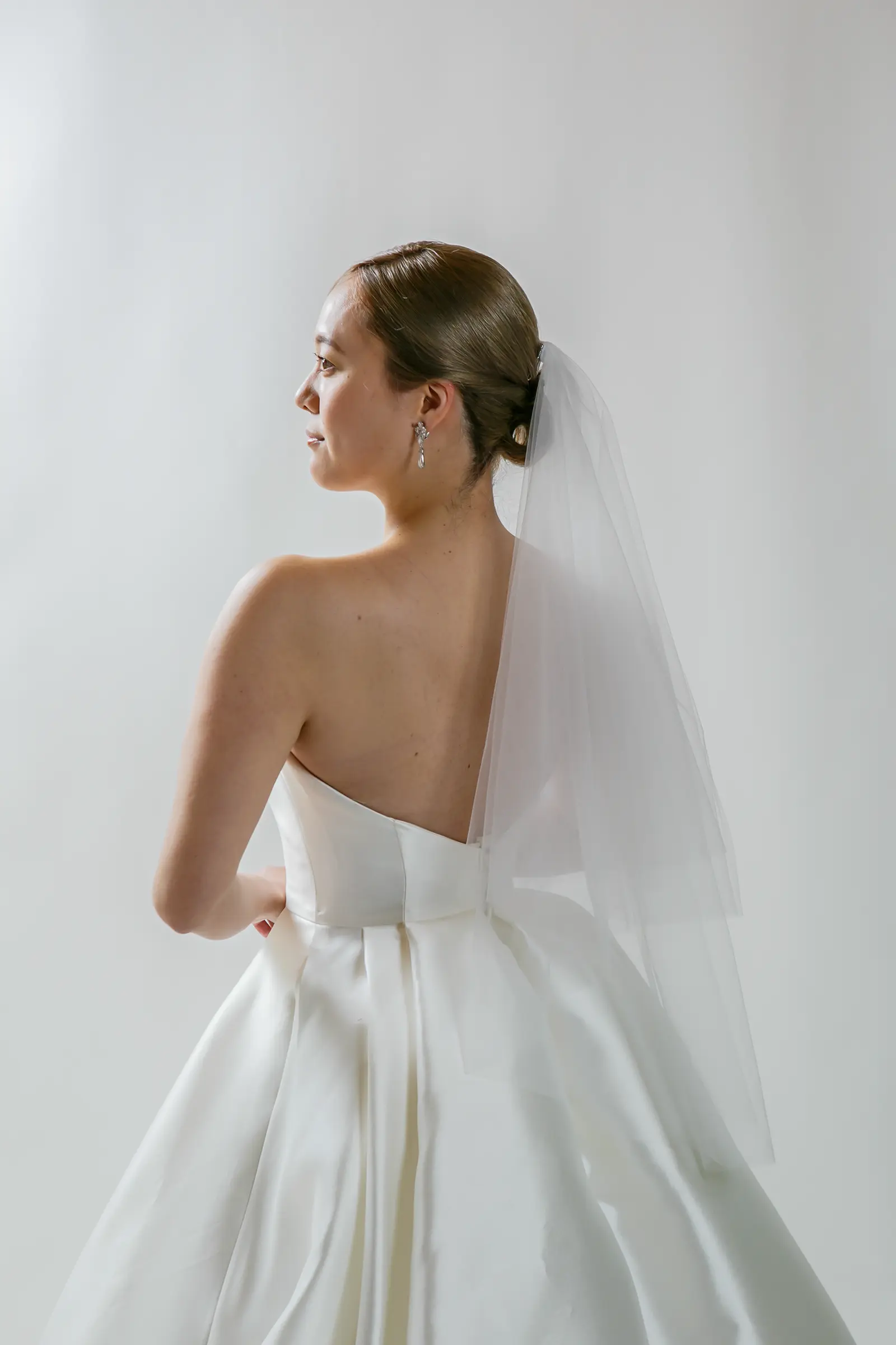 金沢のフォトウェディングで人気のショートベールとウェディングドレスの後ろ姿