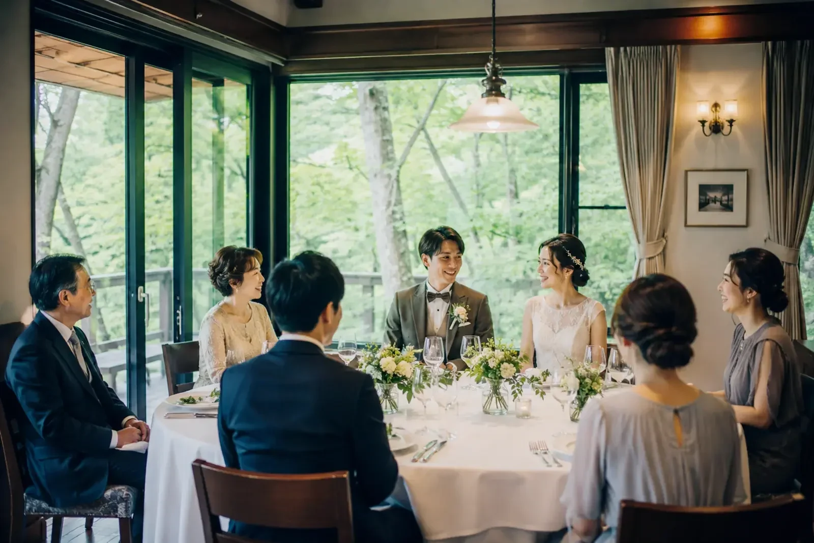 軽井沢のレストランで新郎新婦を含む7名程度の少人数会食を行うイメージ