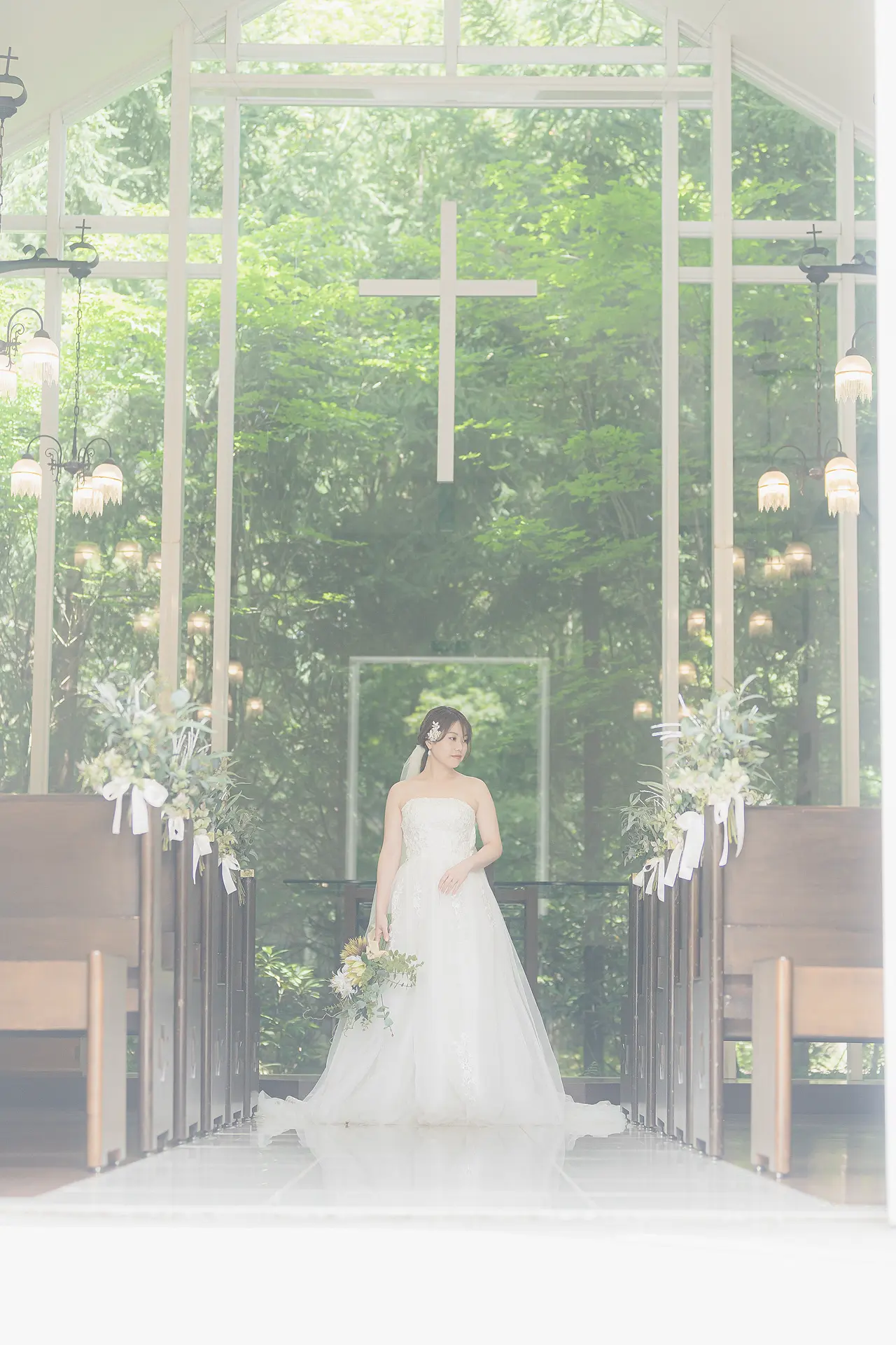 森のチャペル軽井沢礼拝堂で新郎新婦が正面を向いて立つ洋装フォトウェディング写真
