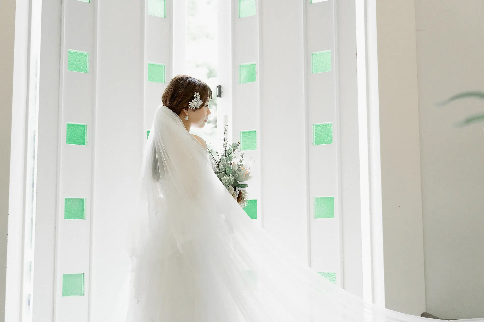 森のチャペル軽井沢礼拝堂で祭壇に向かう新郎新婦の挙式風フォトウェディング写真