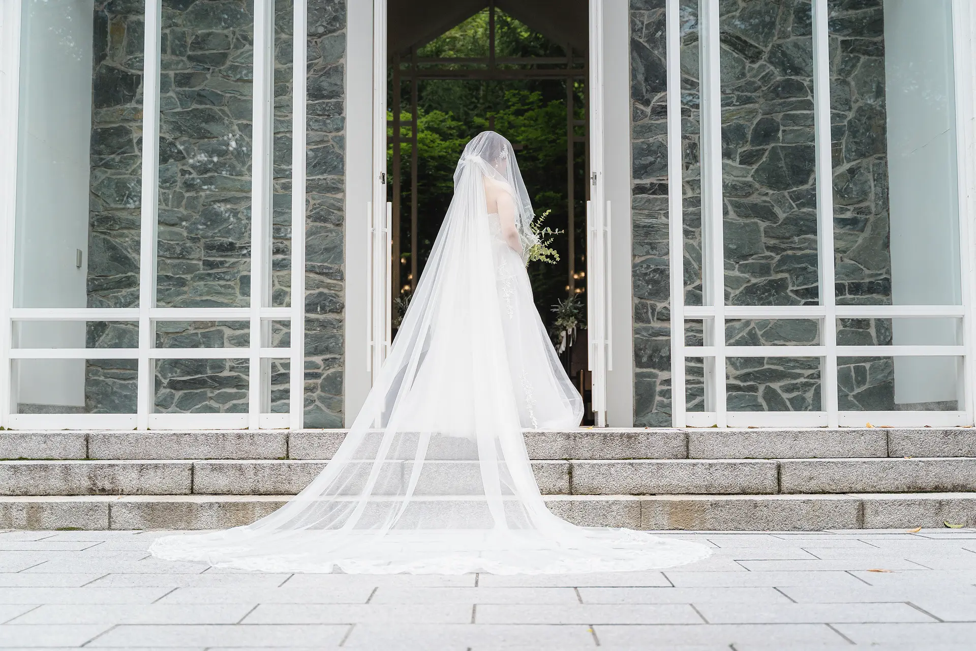 軽井沢の屋外ロケーションで洋装のフォトウェディングを撮影する新郎新婦のイメージ