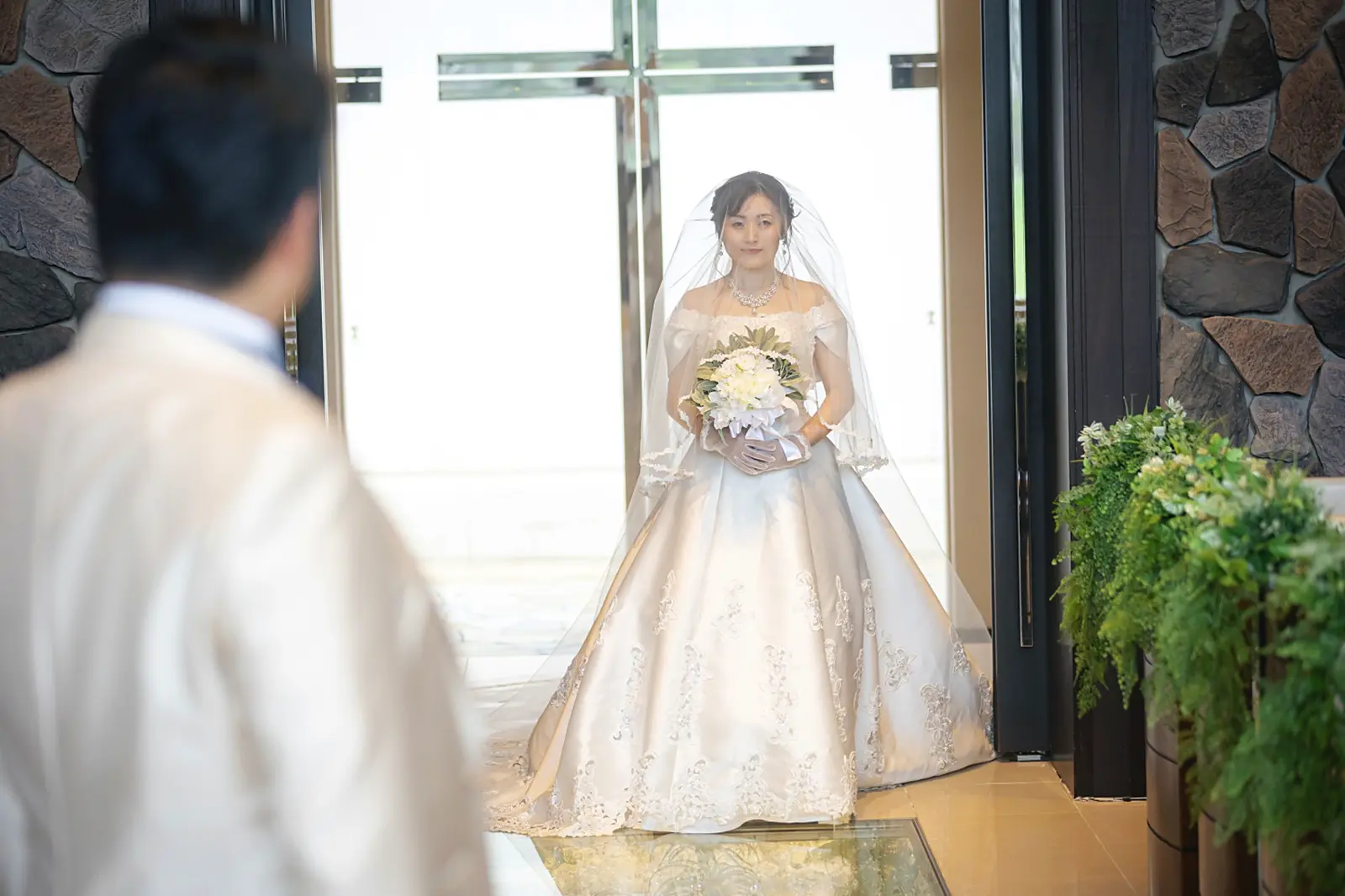 軽井沢プリンスホテルで新郎新婦が正面を向いて立つ洋装フォトウェディング写真