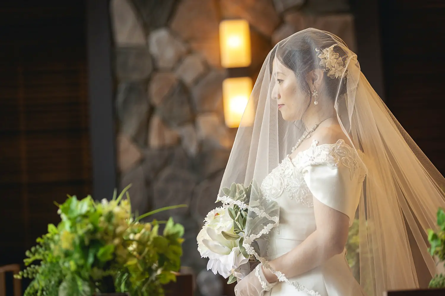 軽井沢プリンスホテルのチャペルで祭壇に向かう新郎新婦の挙式風フォトウェディング写真