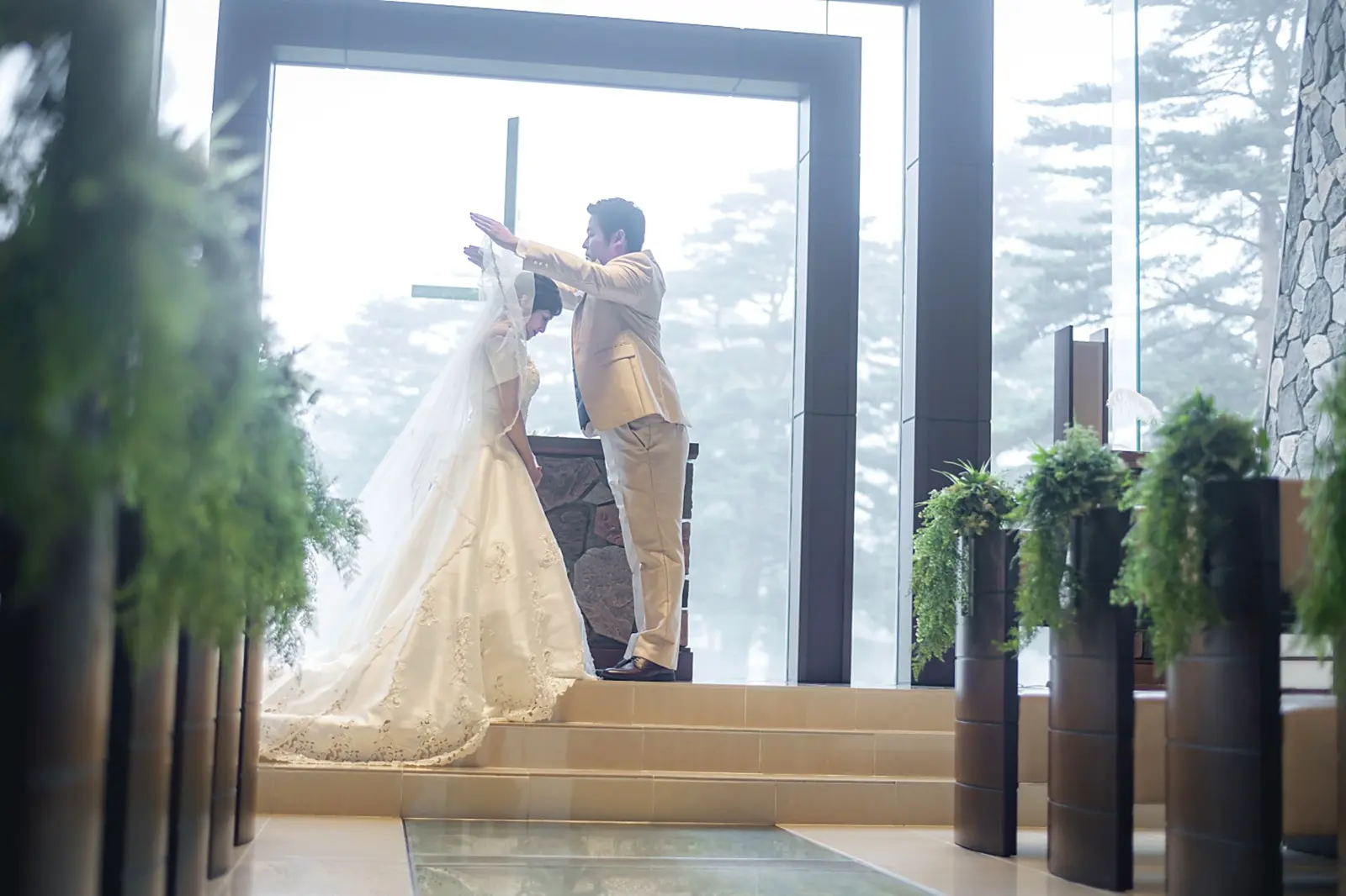 軽井沢プリンスホテルの自然光を浴びて撮影した新郎新婦のフォトウェディング写真