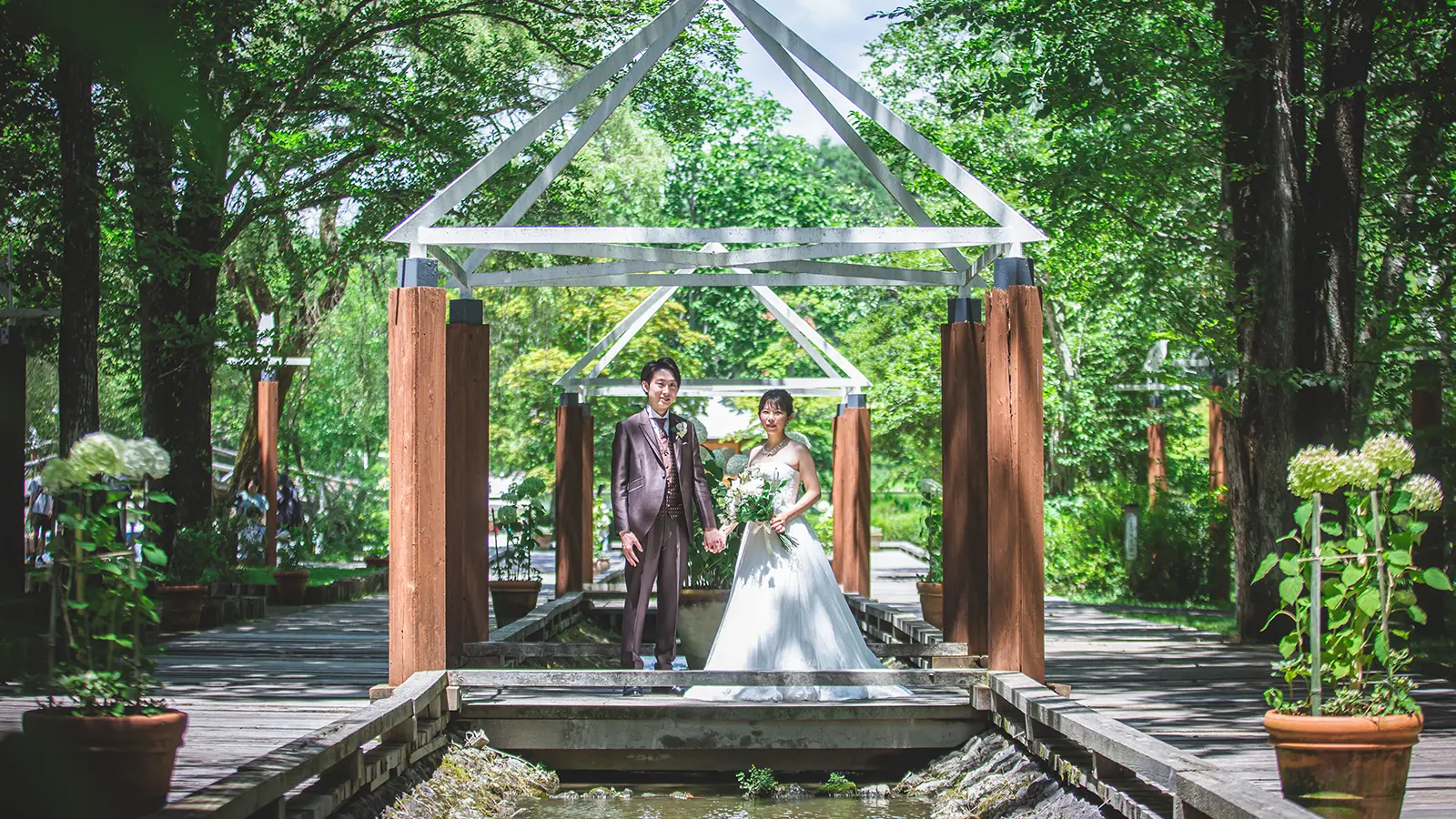 軽井沢タリアセンのガーデンで撮影する新郎新婦