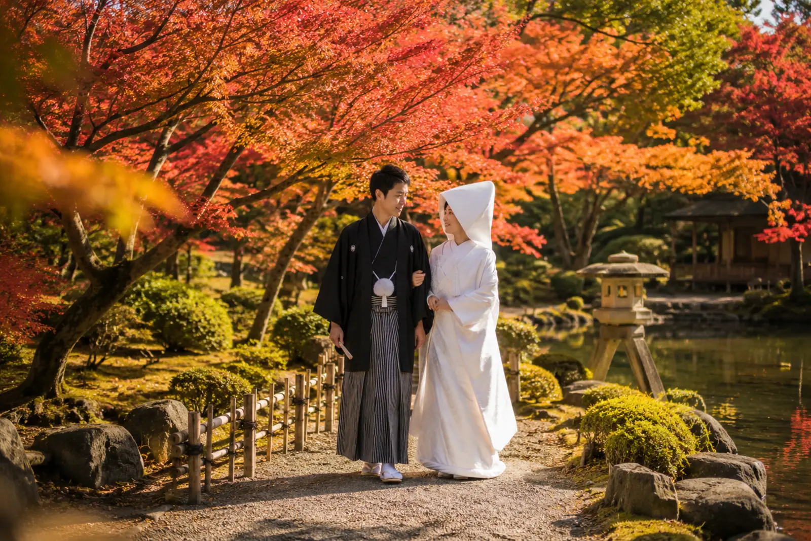 兼六園の紅葉が美しい日本庭園で白無垢姿の新婦と紋付袴姿の新郎が歩くフォトウェディング写真