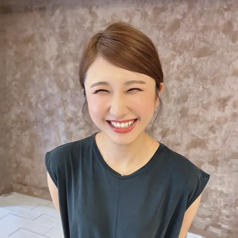 衣装選びを担当するスタイリスト 小林栞（しおりん）