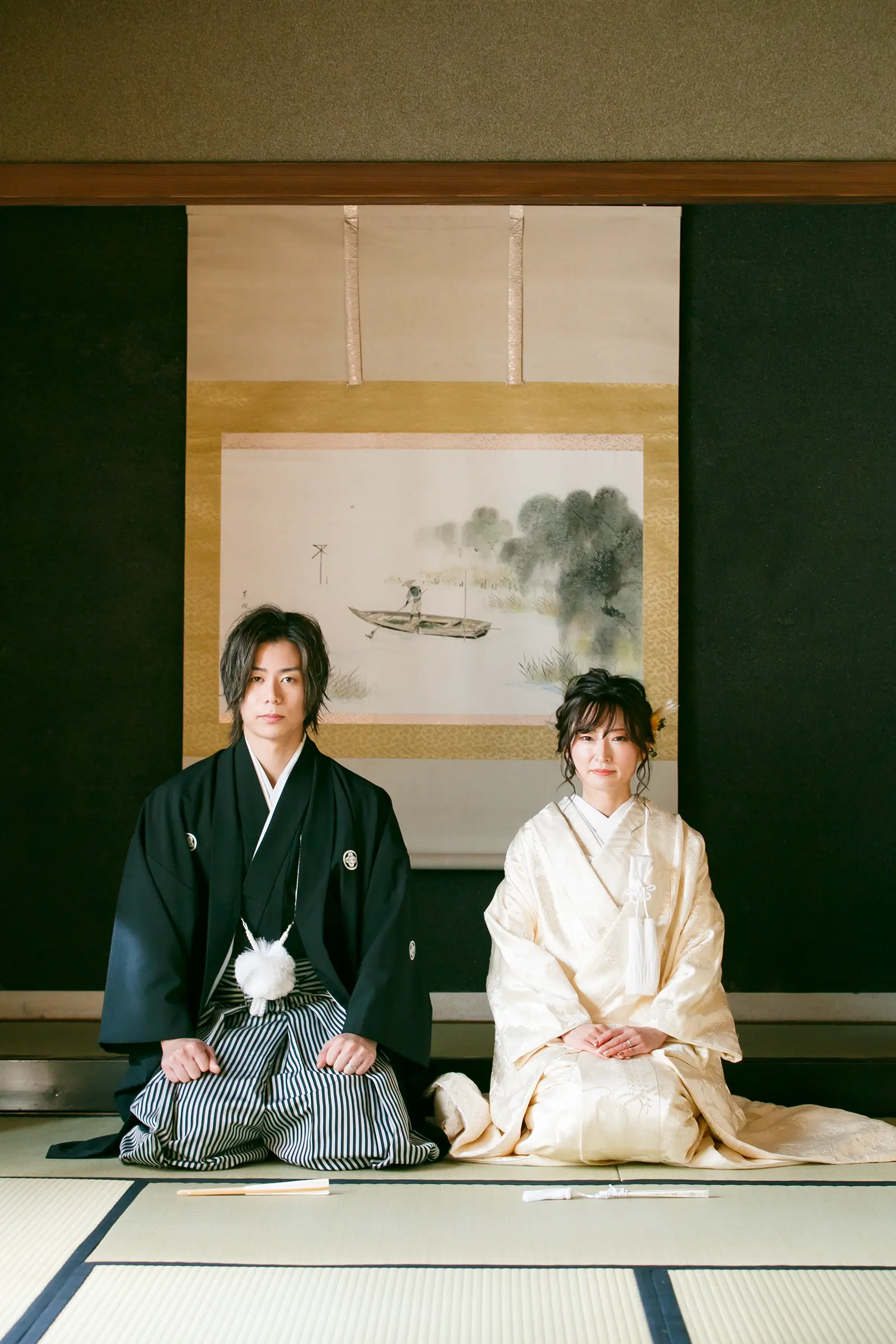旧高峯家の和室で白無垢姿の新婦と紋付袴姿の新郎が正座している和装前撮り写真