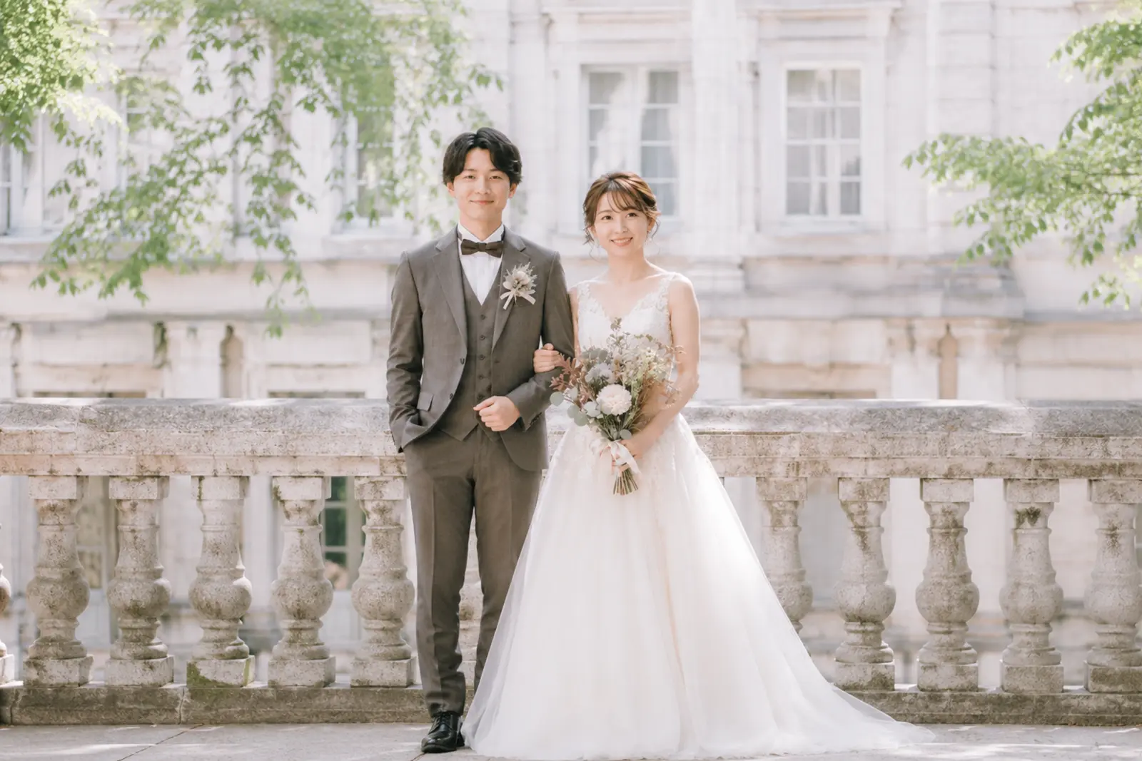 前撮りで新郎新婦が正面を向いて並ぶスタンダードな全身ポーズ