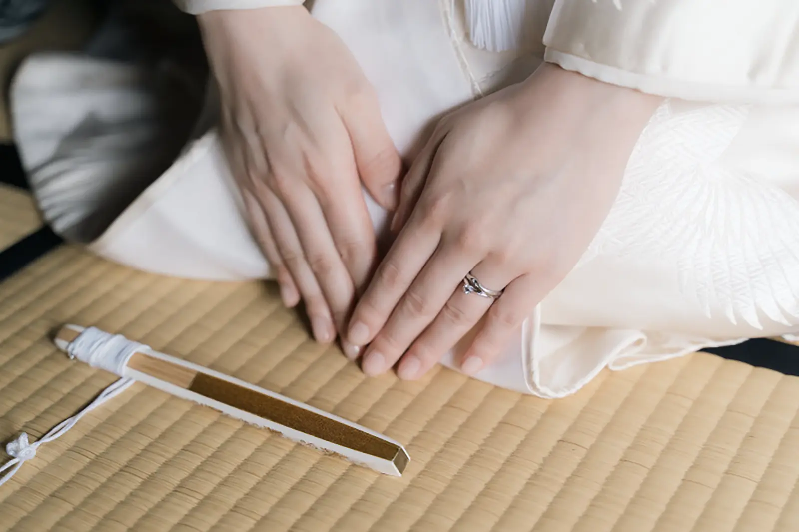 白無垢姿のお手元と結婚指輪を写したフォトウェディング写真