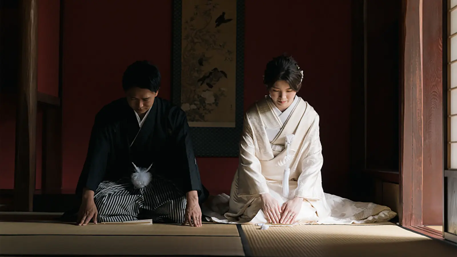 松任ふるさと館の和室で正座する白無垢と黒紋付袴姿の新郎新婦の和装フォトウェディング
