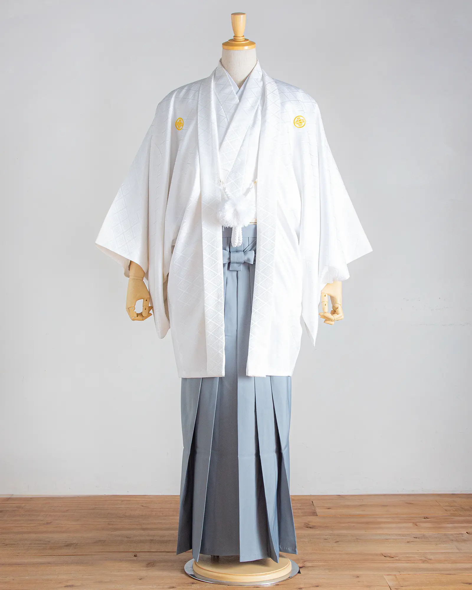 白の紋付袴を着用した新郎和装の全身イメージ