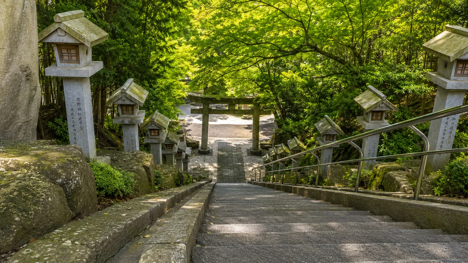 初穂料と玉串料の違いを説明する神社の境内イメージ写真