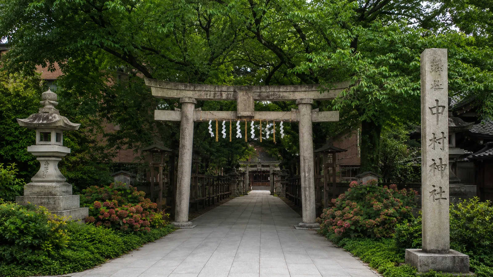 中村神社の境内