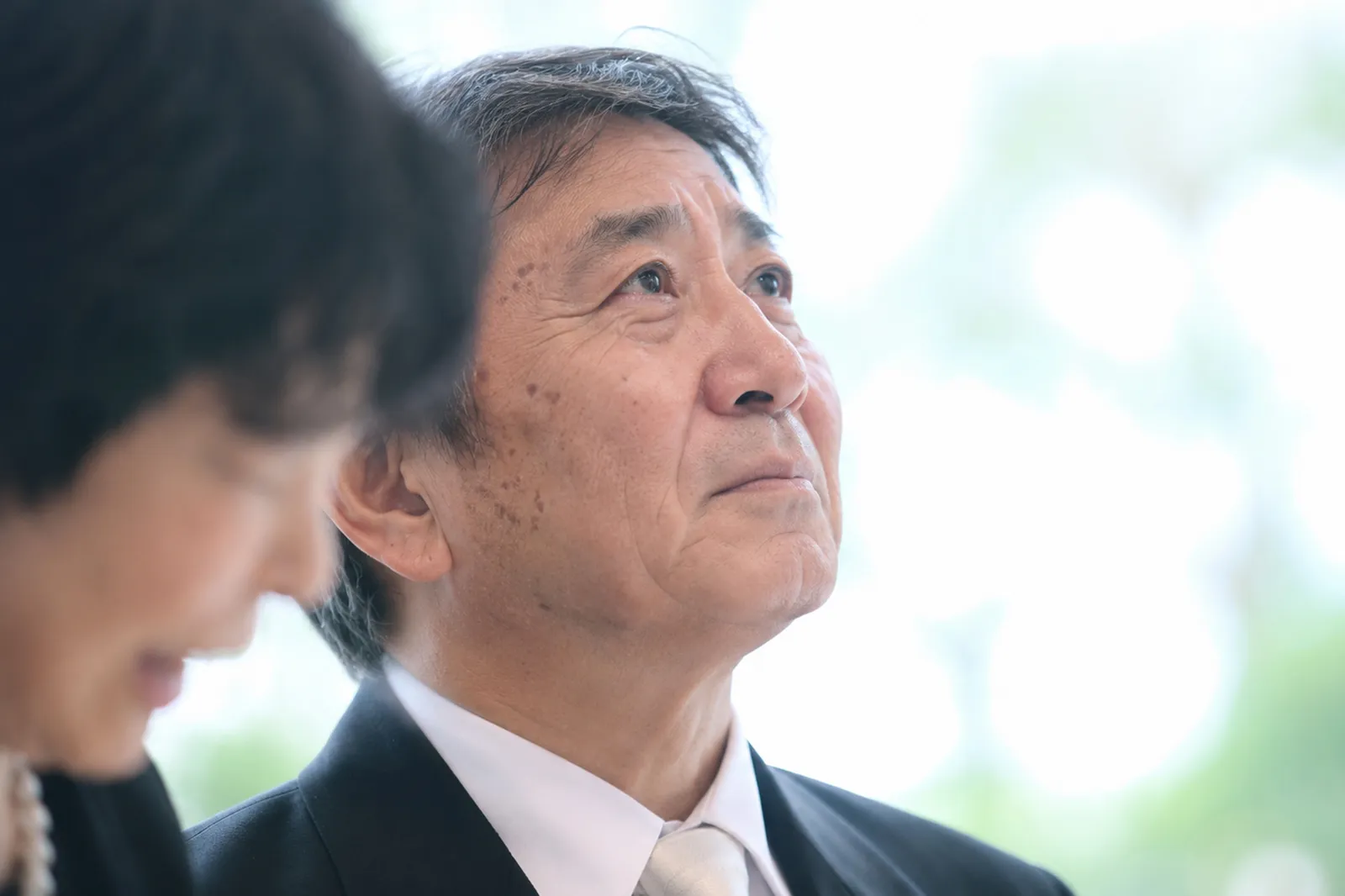 新郎の父の感無量のまなざしが印象的なワンシーン
