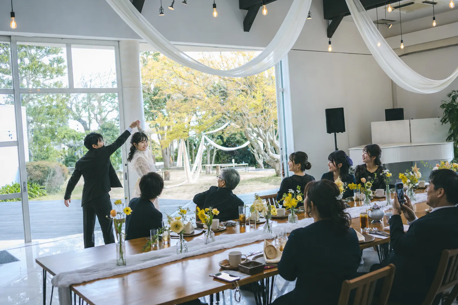 会食の始まりにファーストダンスを踊る新郎新婦