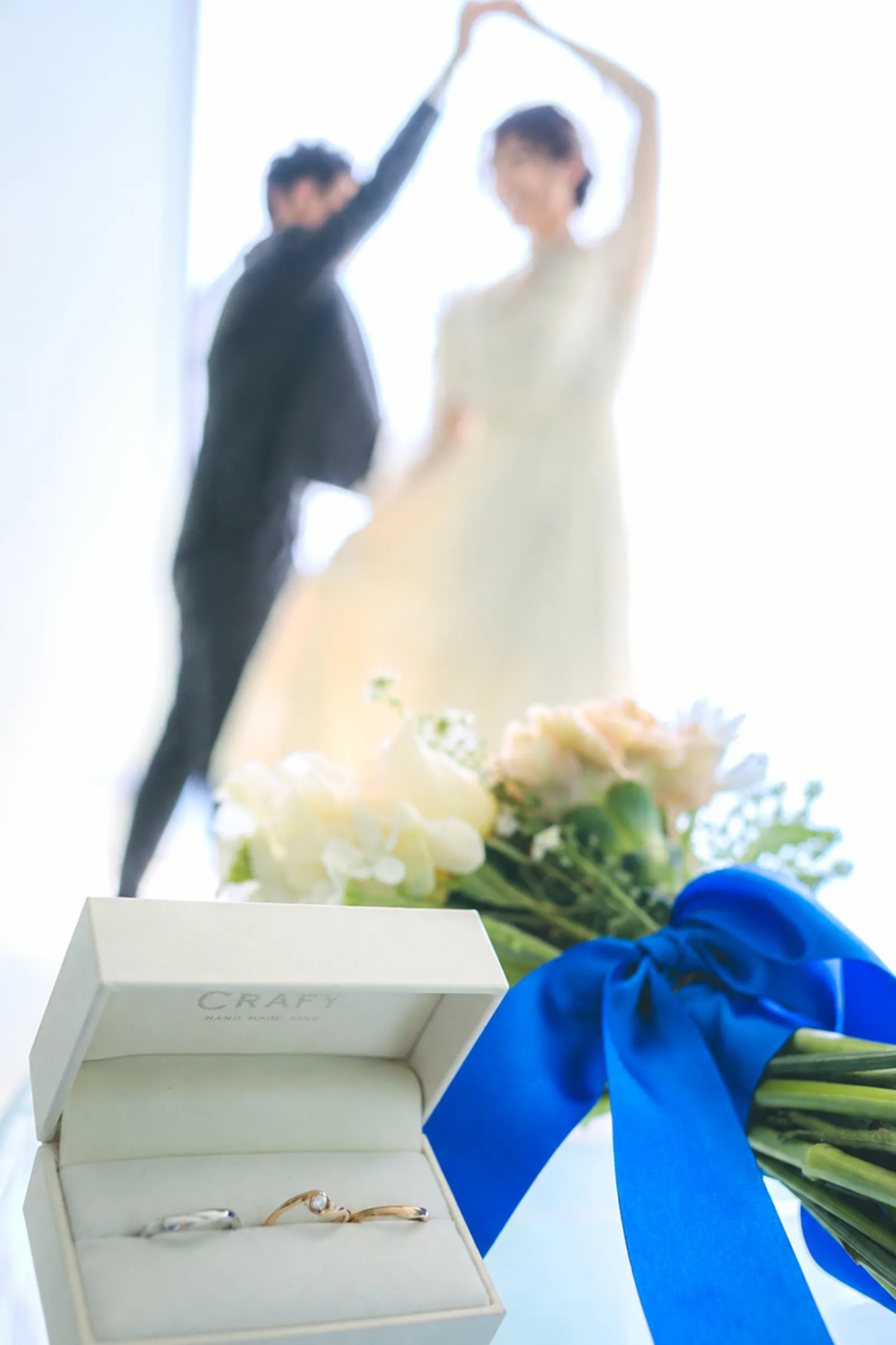 新郎新婦の大切な結婚指輪とブーケ