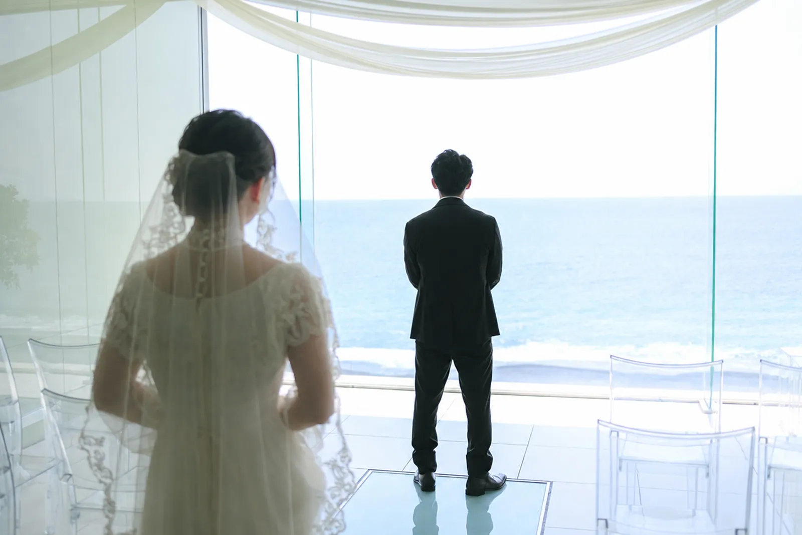 海を望むチャペルで待つ新郎のもとへ静かに歩み寄る新婦