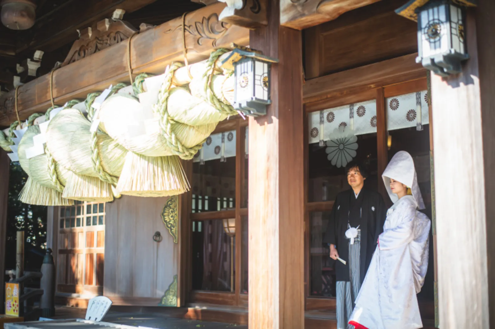 念願の結婚奉告祭を終えて晴れ晴れとした表情の和装の新郎新婦