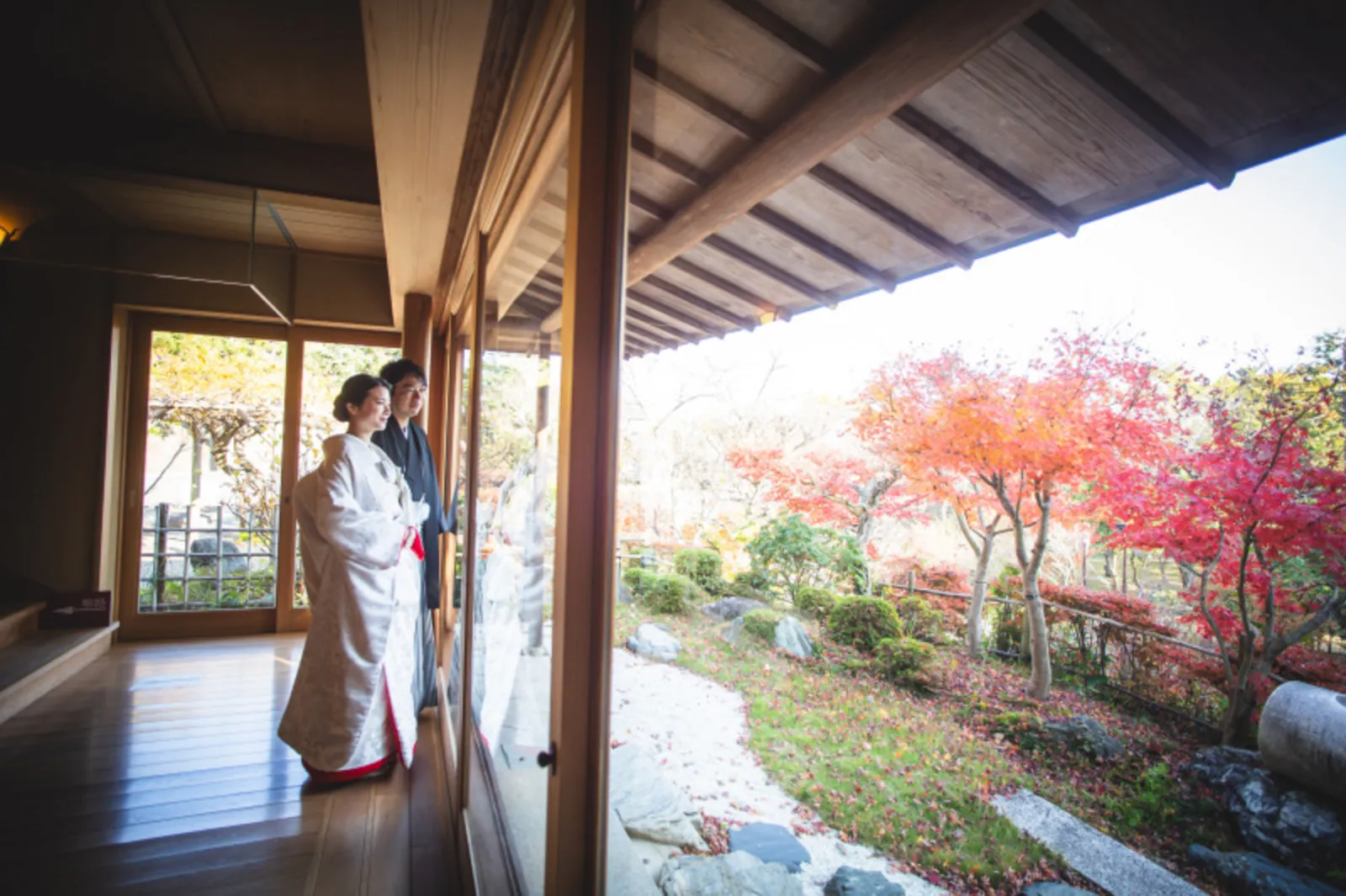 大磯城山公園の縁側から日本庭園を眺める和装の新郎新婦