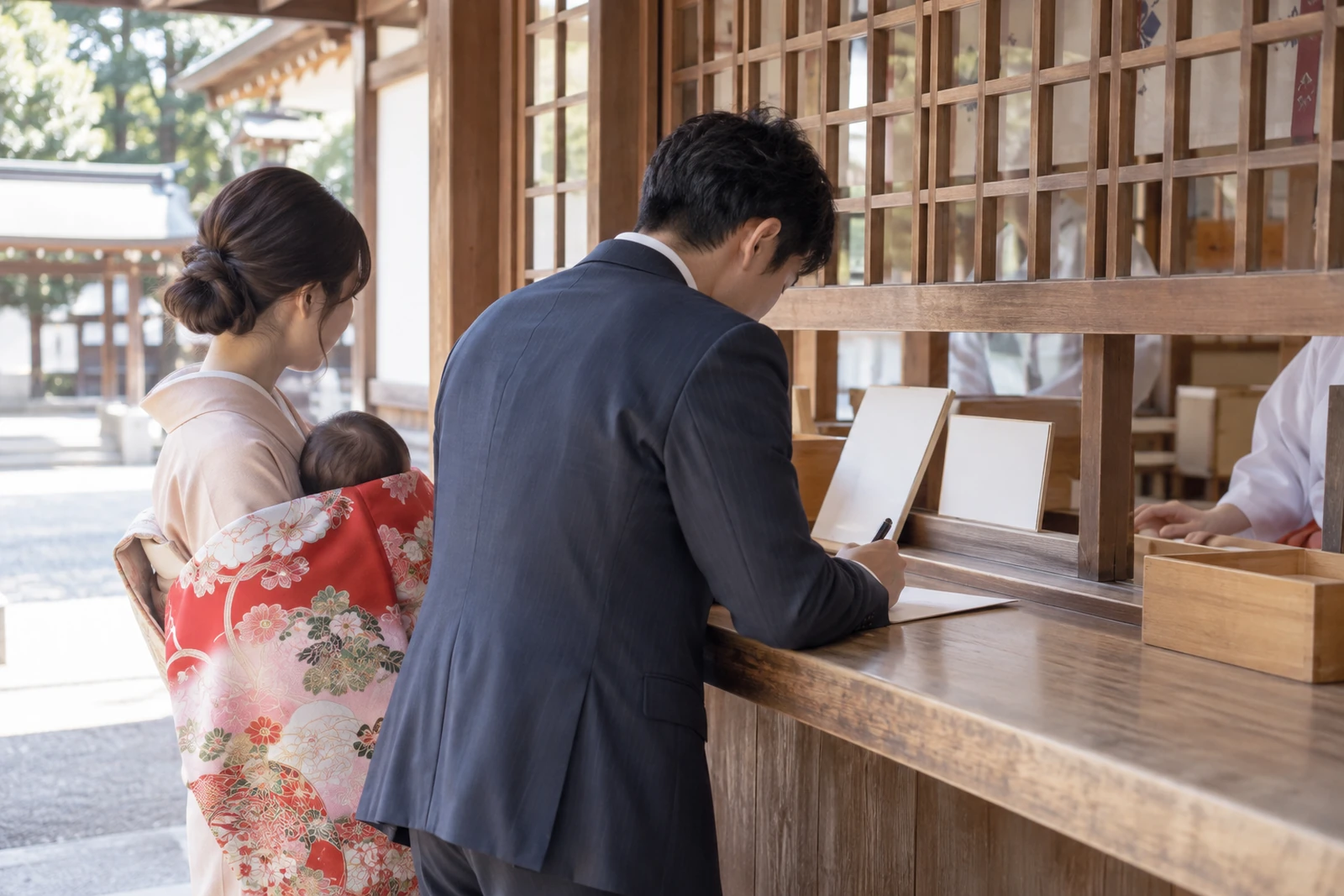 神社の社務所でご祈祷の受付をする様子