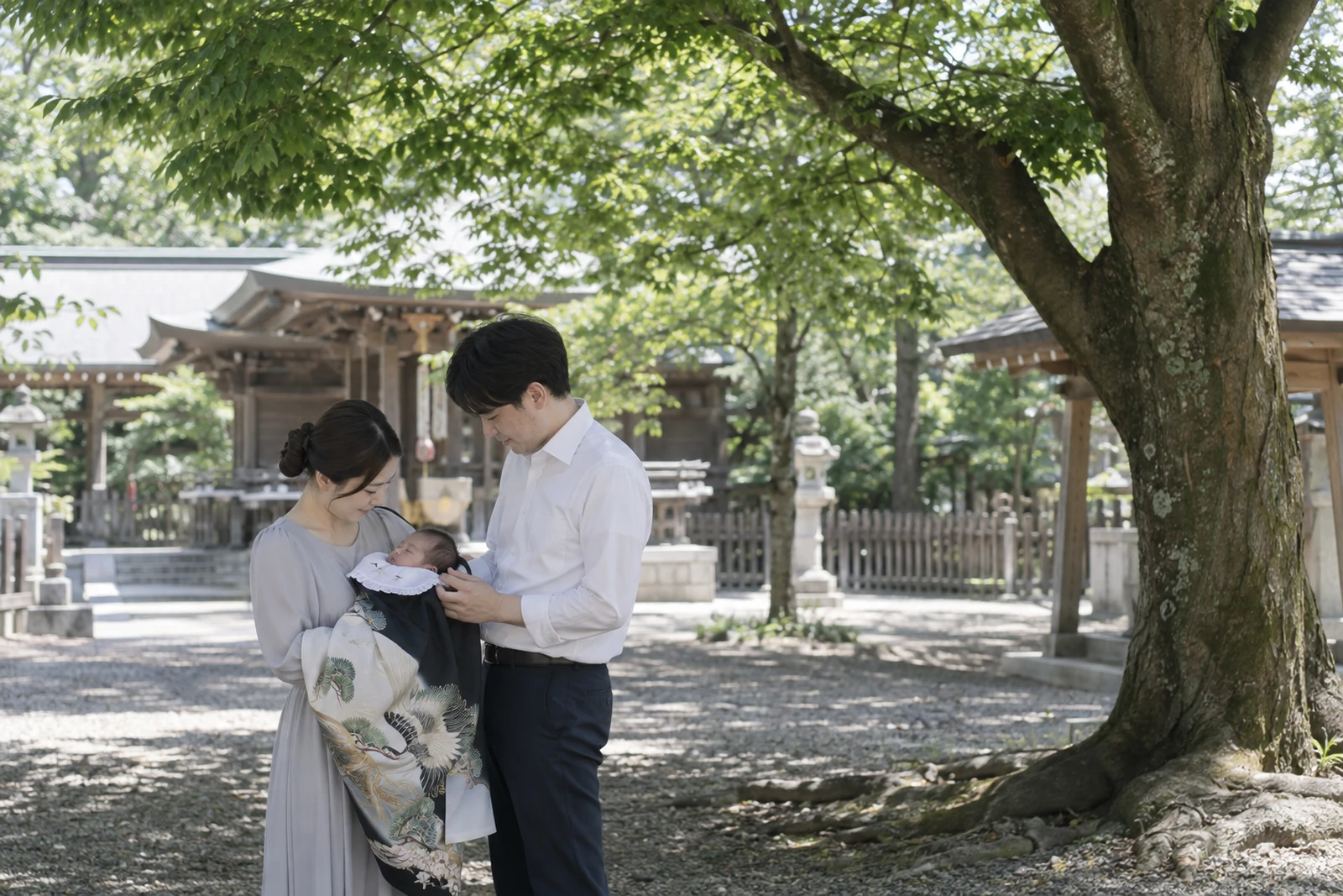 夏のお宮参り｜木陰で産着を掛けて撮影する家族