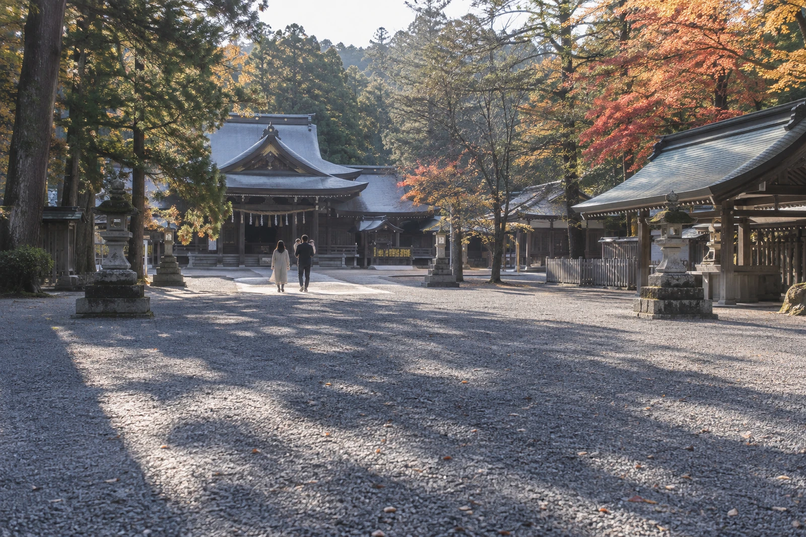 平日の空いた神社の境内｜ゆっくり参拝できる時間帯