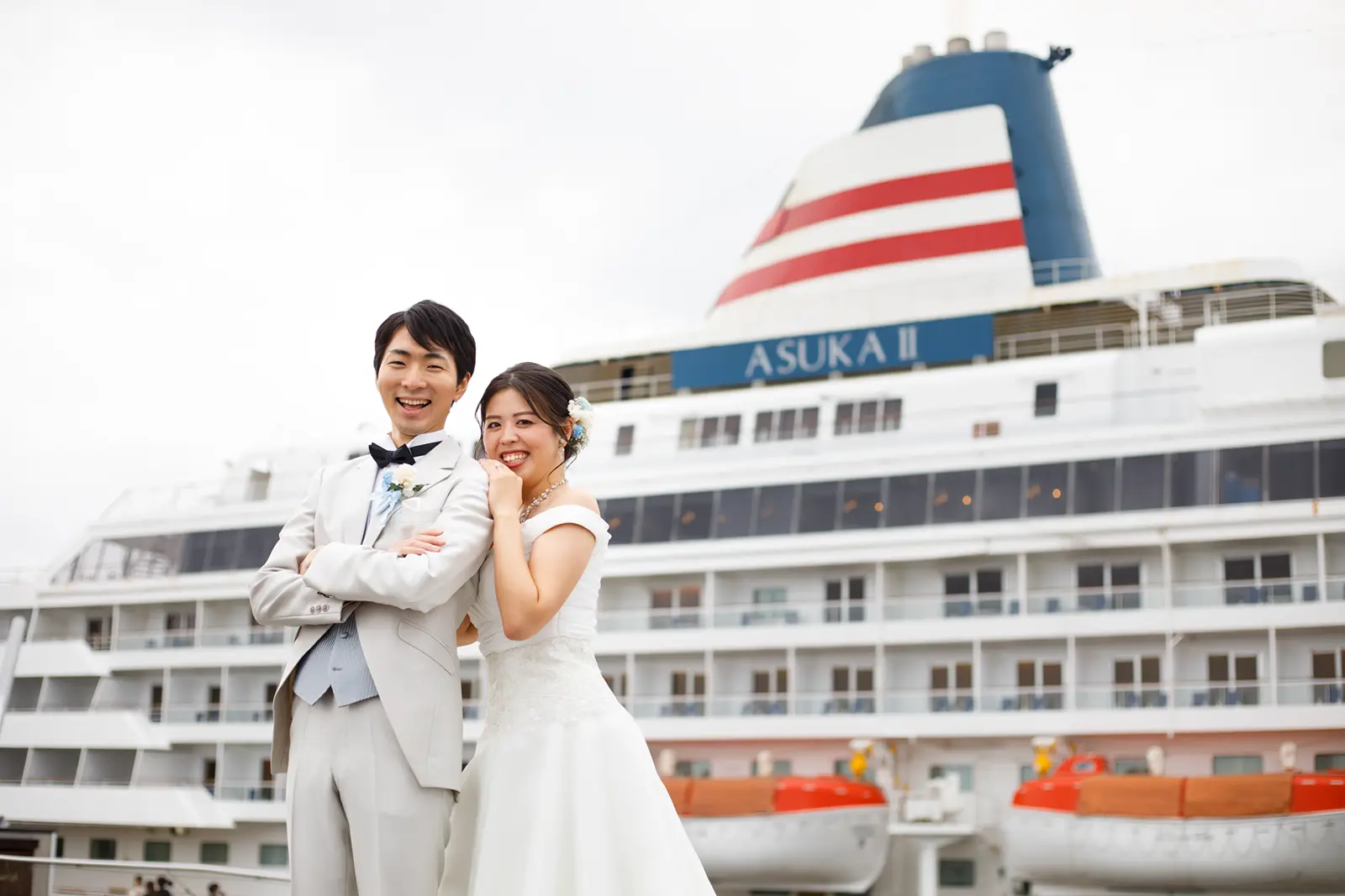 客船を背景に並ぶ新郎新婦の横浜フォトウェディング写真