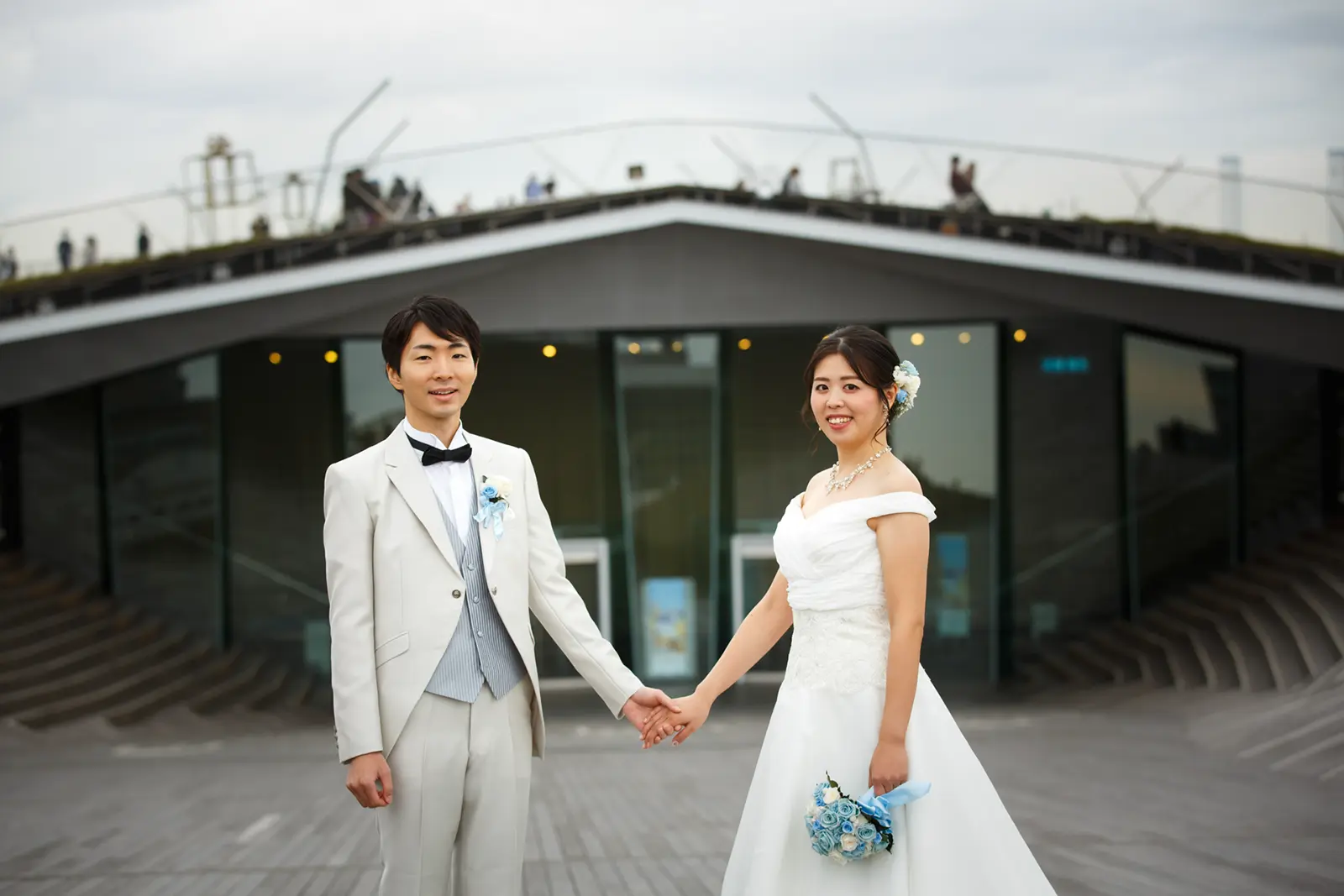 大さん橋で手をつなぎ並ぶ新郎新婦のフォトウェディング写真