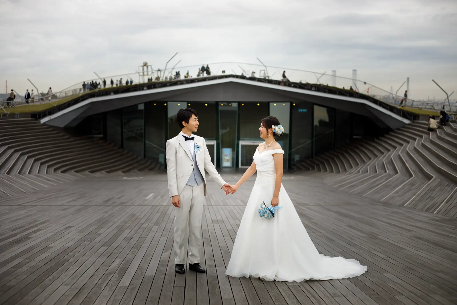 大さん橋の中央で手をつなぐ新郎新婦のフォトウェディング写真