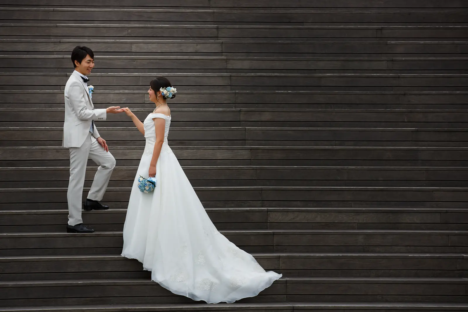 階段で新郎が新婦へ手を差し出すフォトウェディング写真
