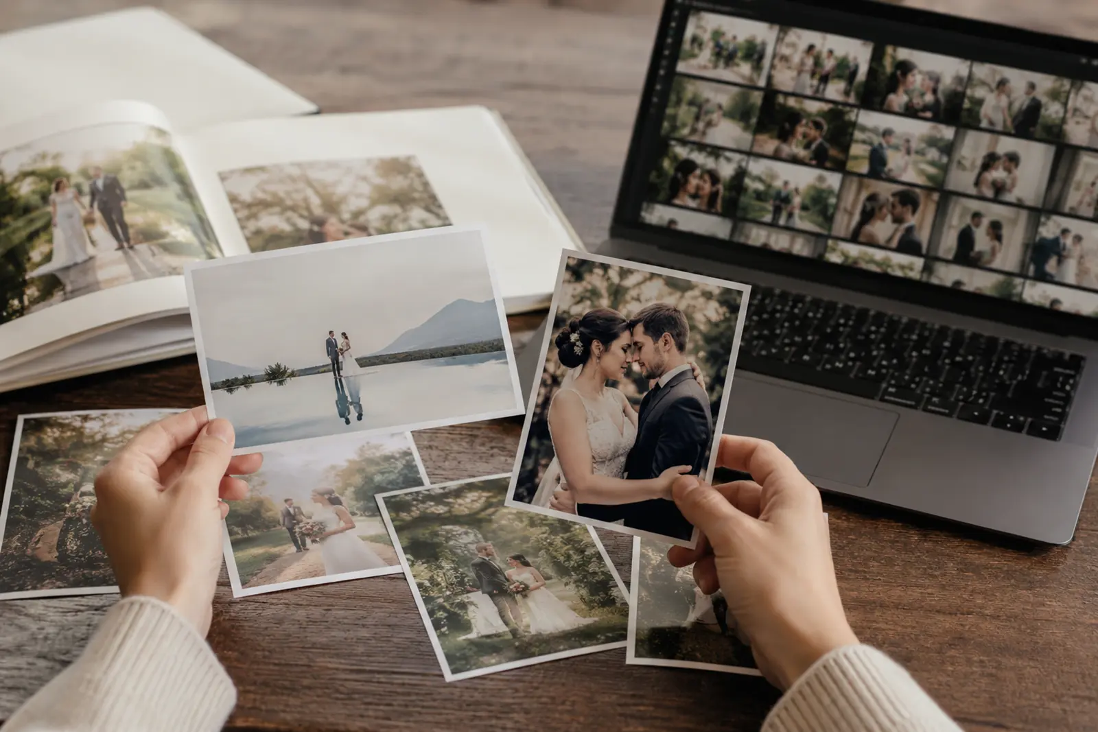オープニングムービーとプロフィールムービーに使う結婚写真を選んでいる手元