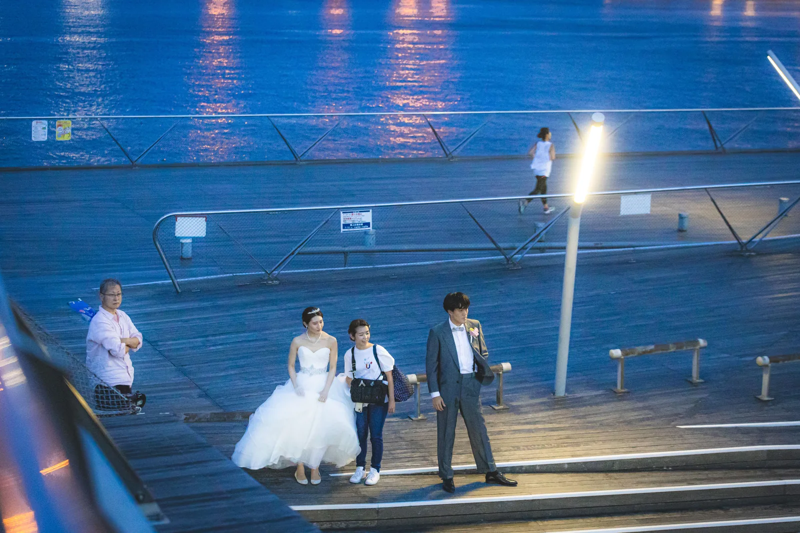 横浜を代表するフォトスポット大さん橋の屋上デッキで撮影する新郎新婦