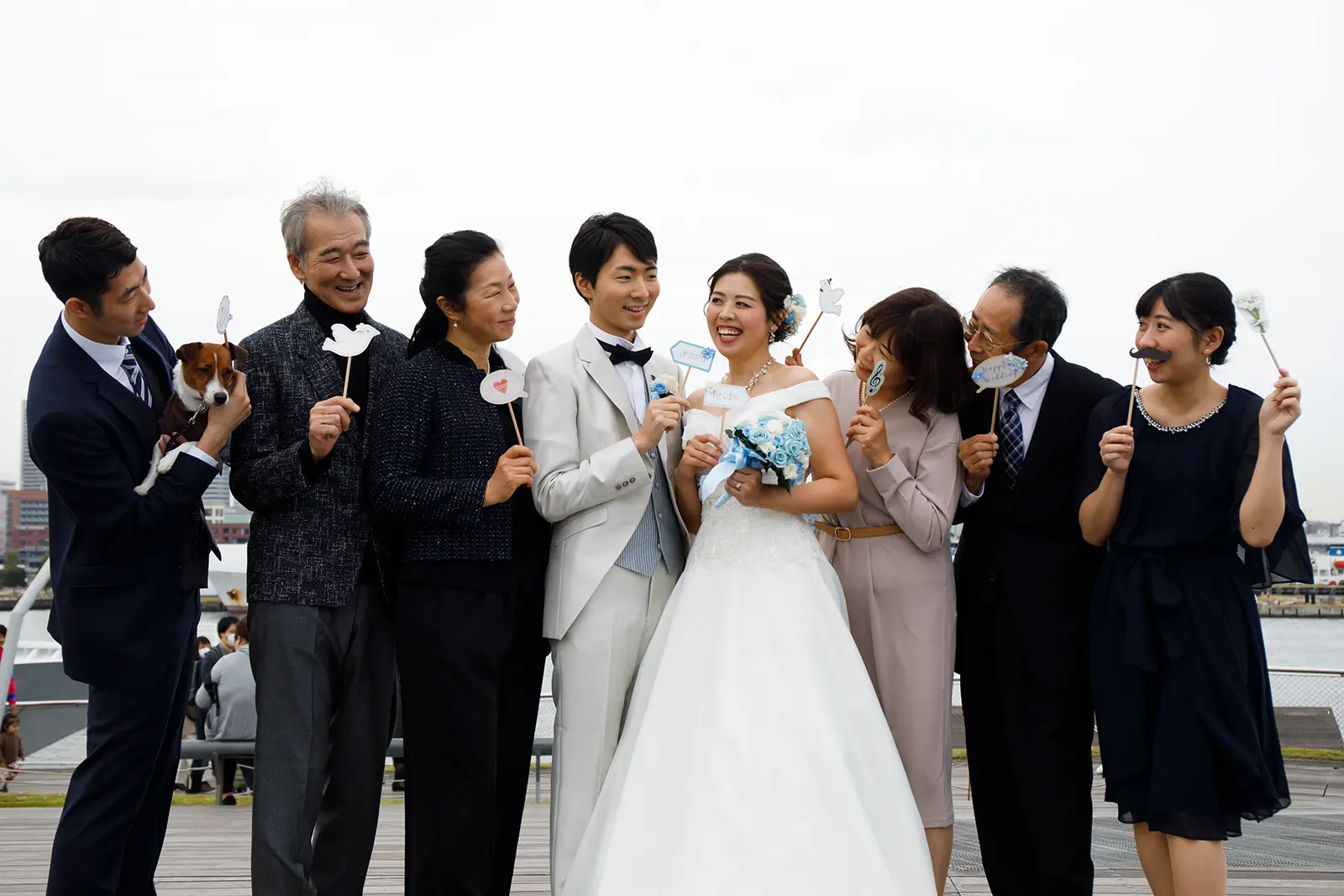 横浜の大さん橋で家族に囲まれて笑顔を見せる新郎新婦