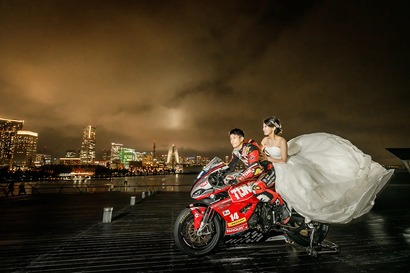 横浜の大さん橋で夜景を背景にバイクと一緒に撮影する新郎新婦