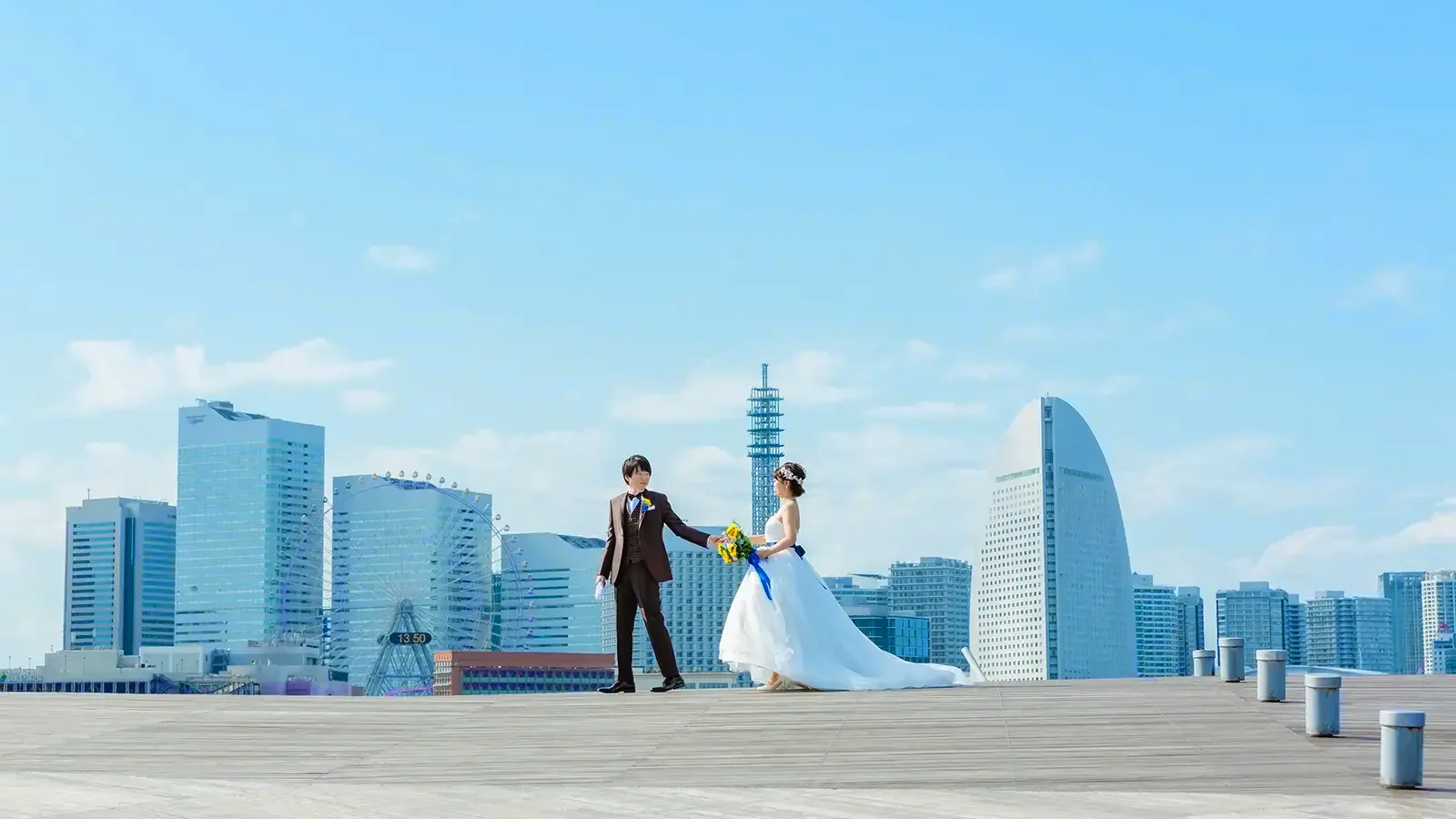 大さん橋でみなとみらいの景色を背景に撮影したフォトウェディングの写真