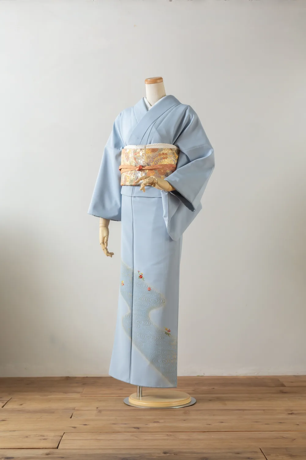 淡い水色の訪問着。裾に霞と小花の模様、金糸の帯を合わせた全身イメージ