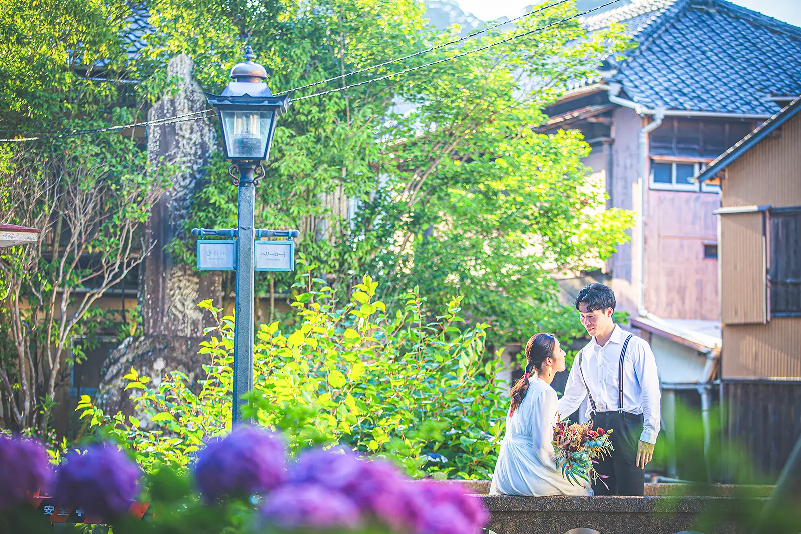 伊豆・下田のペリーロードで撮影する新郎新婦