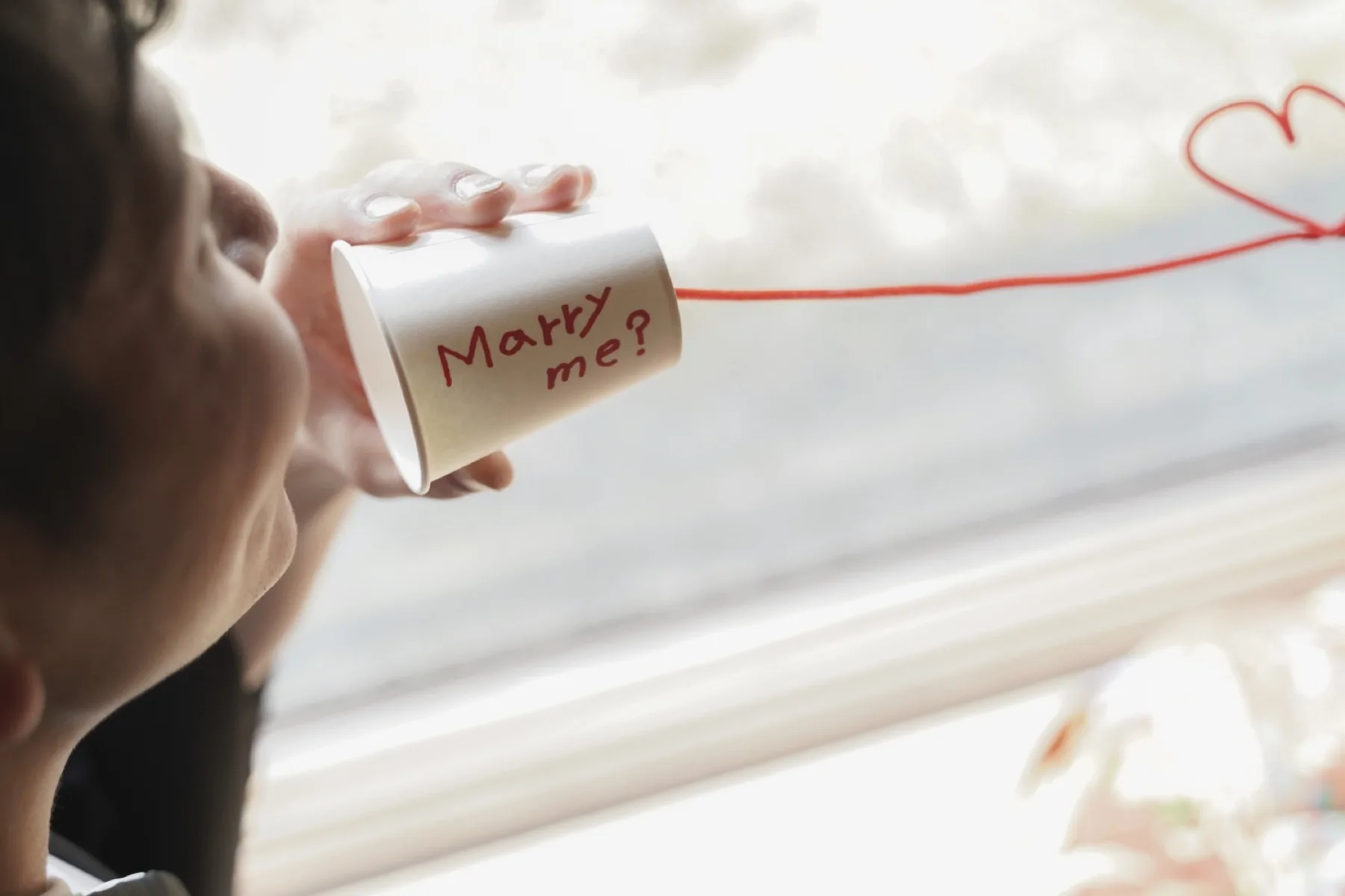 Marry me?と書かれた糸電話と赤い糸のハート、金沢の和装フォトウェディングの小物演出