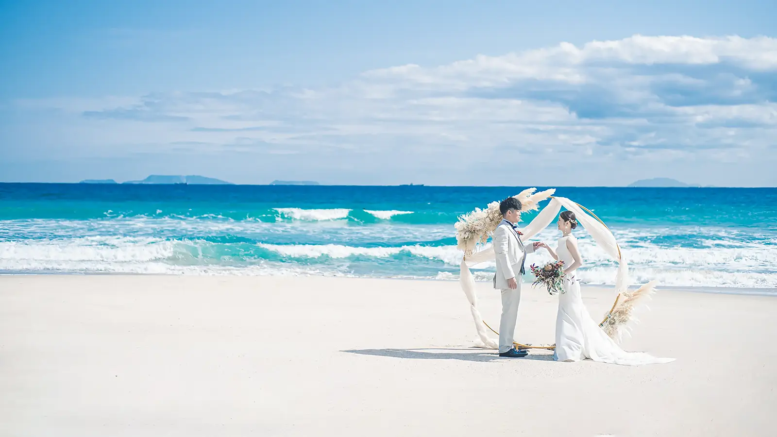 伊豆下田・白浜エリアでのビーチフォトウェディング。透明度抜群の海を背景にしたロケーションフォト。
