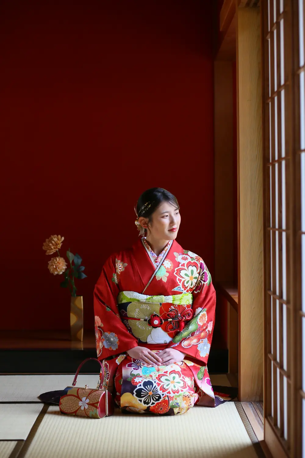 赤の振袖で正座する前撮り撮影・赤い壁|横浜・金沢のフォトジェリッシュ
