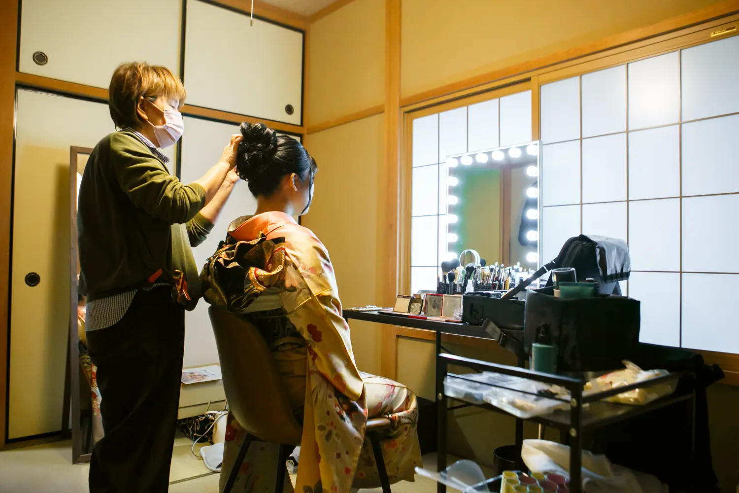 振袖のヘアメイクのお支度シーン|横浜・金沢のフォトジェリッシュ