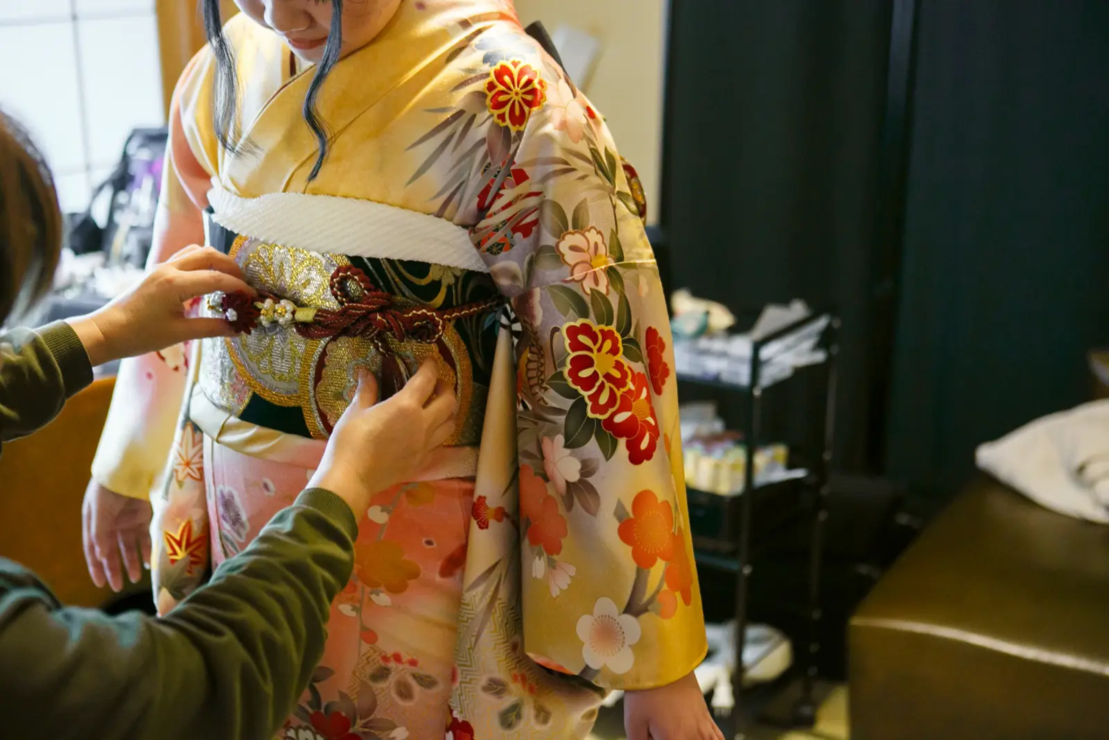 振袖の着付け・帯を整えるお支度シーン|横浜・金沢のフォトジェリッシュ