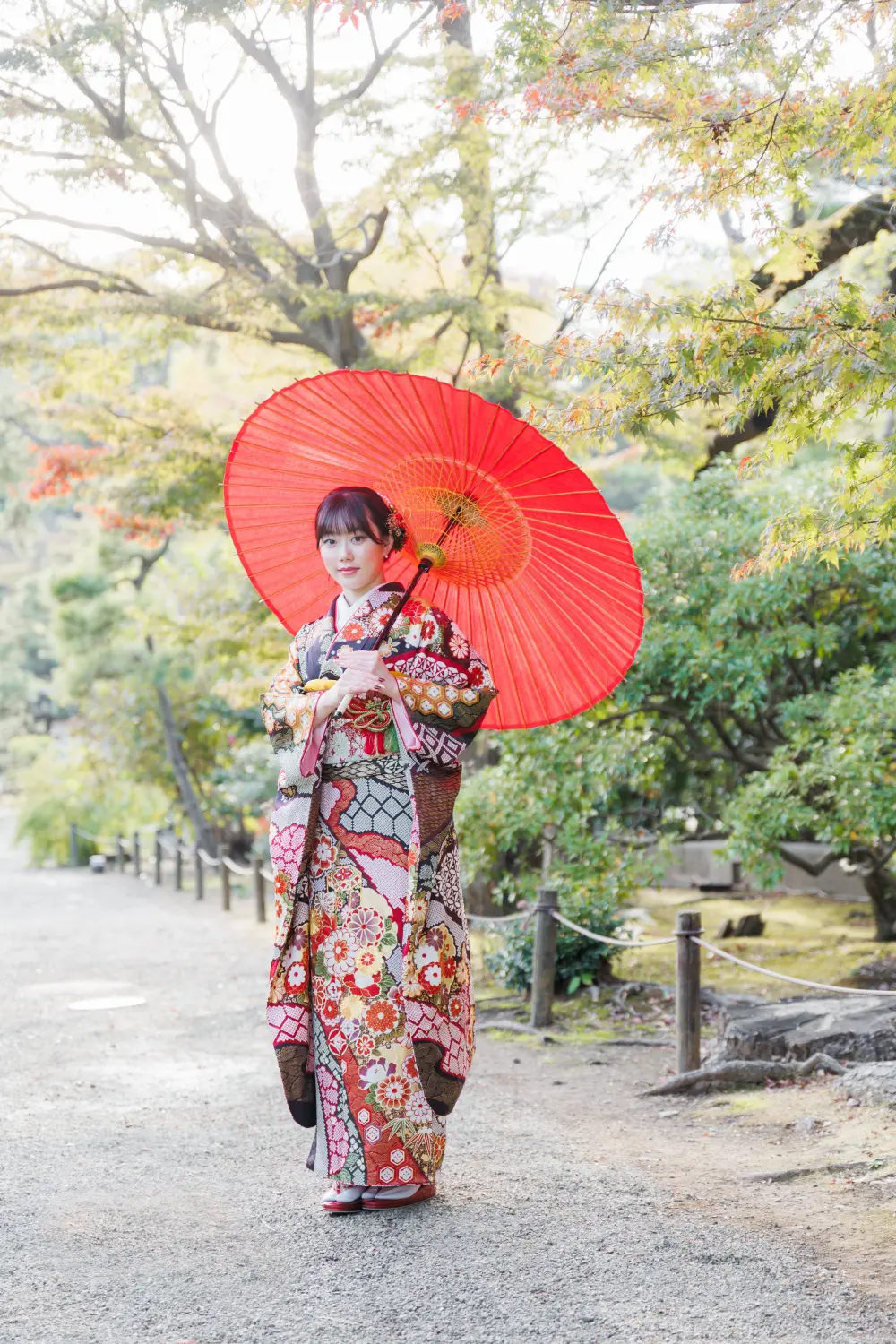 紅葉を背に和傘を掲げる振袖のロケーション前撮り|横浜・金沢のフォトジェリッシュ