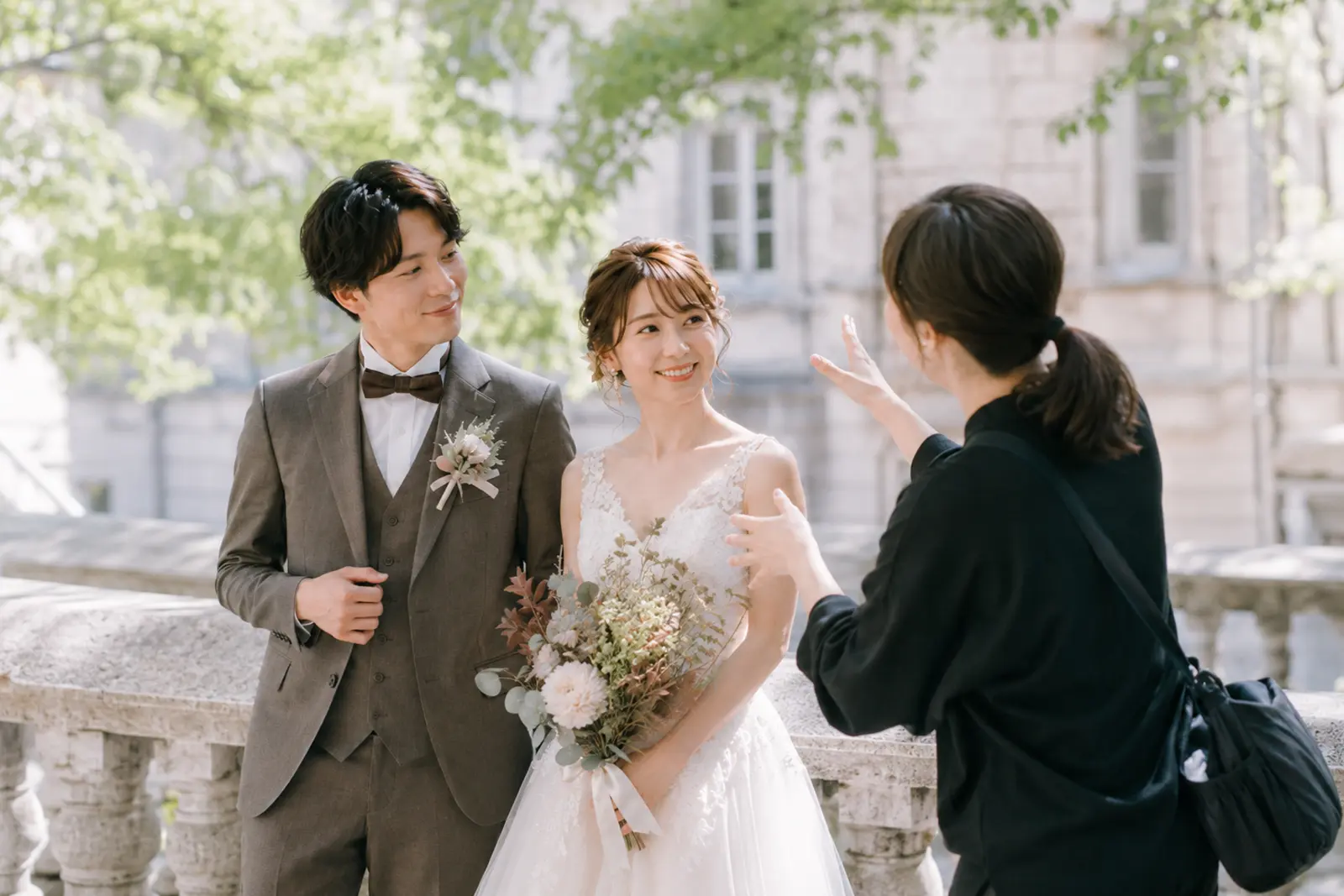 フォトジェリッシュのフォトウェディングでフォトグラファーが新郎新婦に自然なポーズを案内している様子